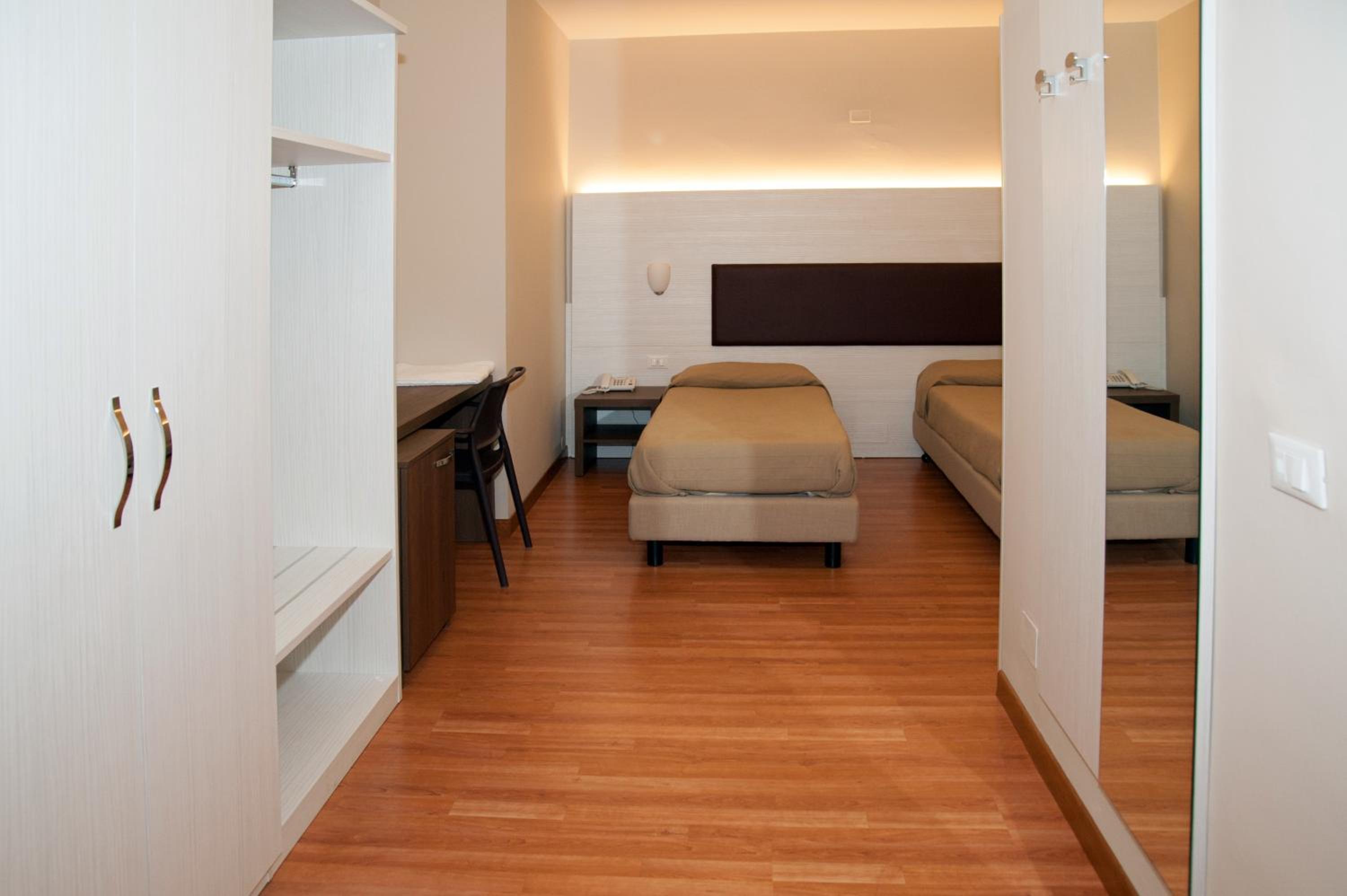 Twin Room - Photo 1