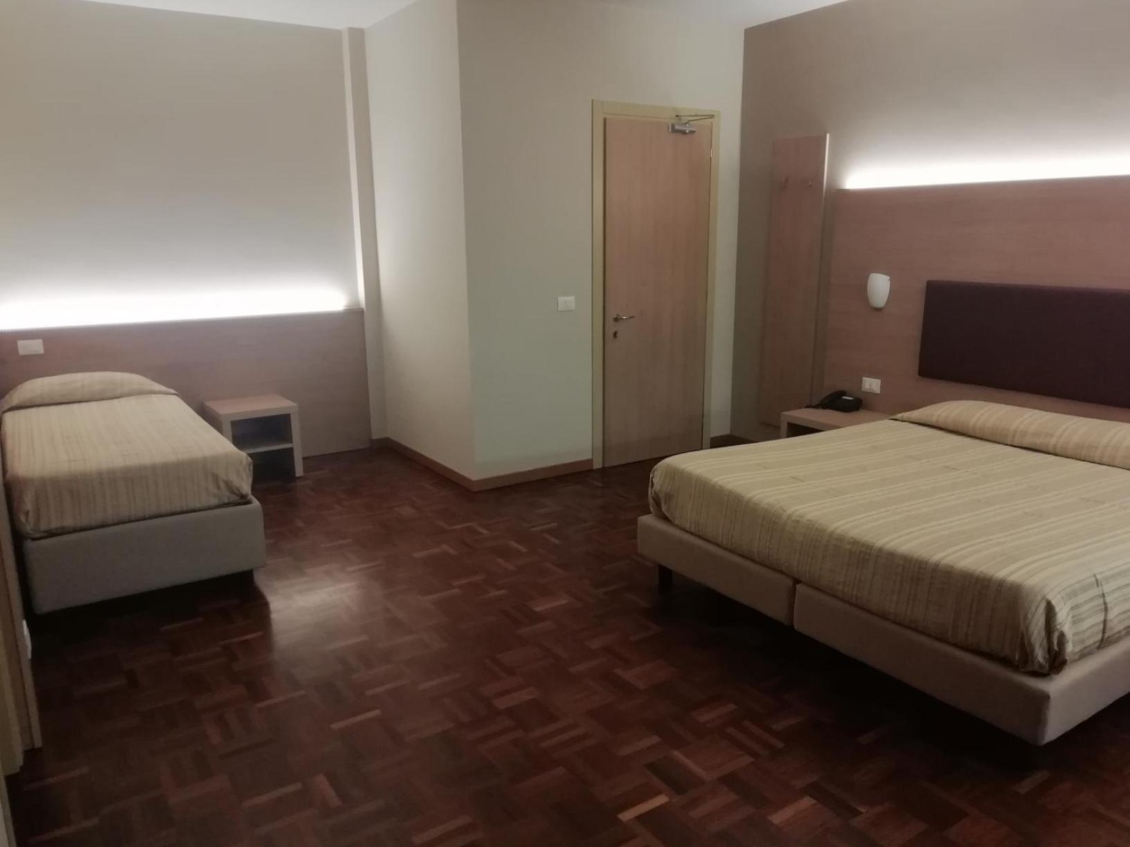 Triple Room with Balcony - Photo 3