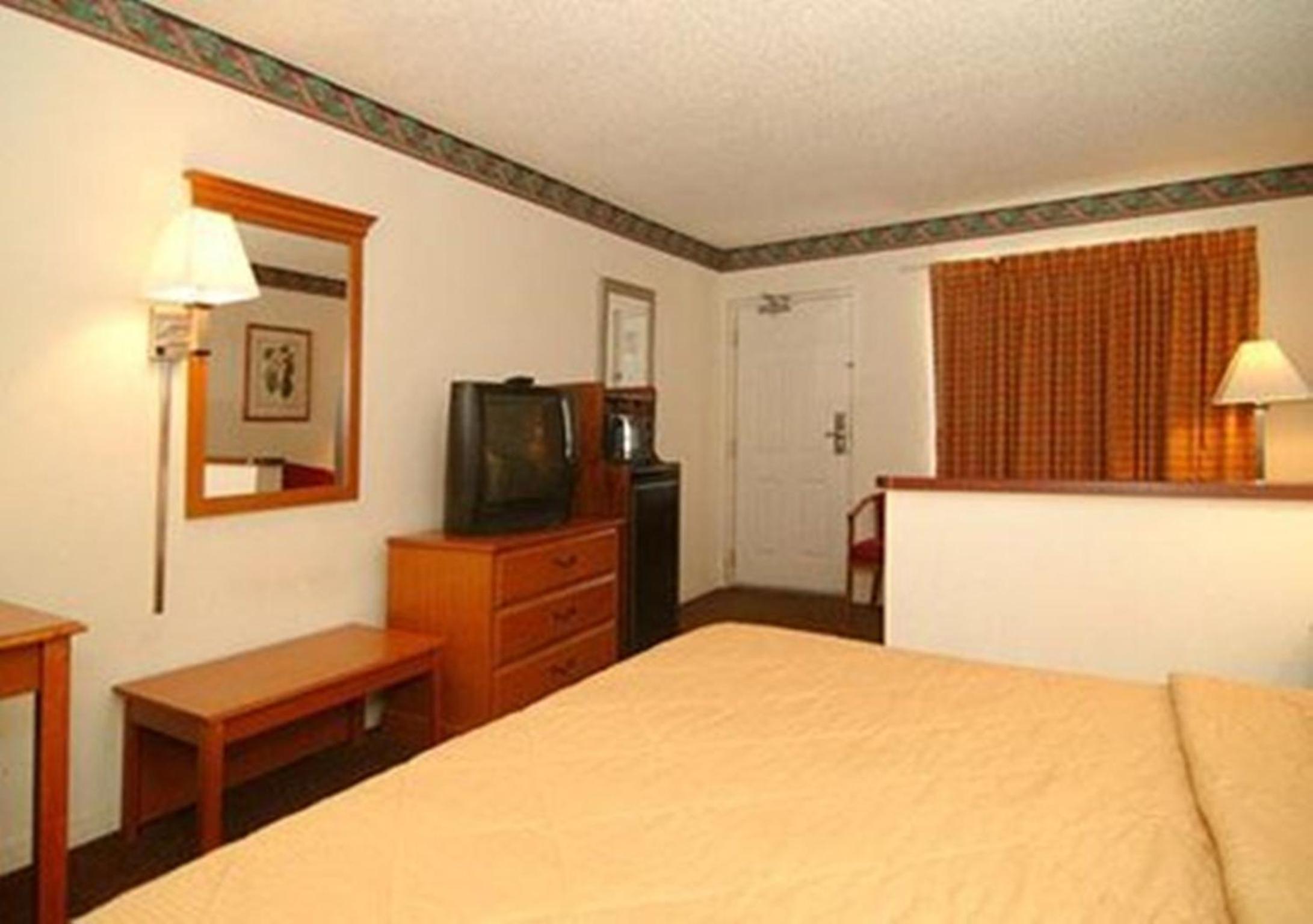 King Room - Non-Smoking - Photo 2