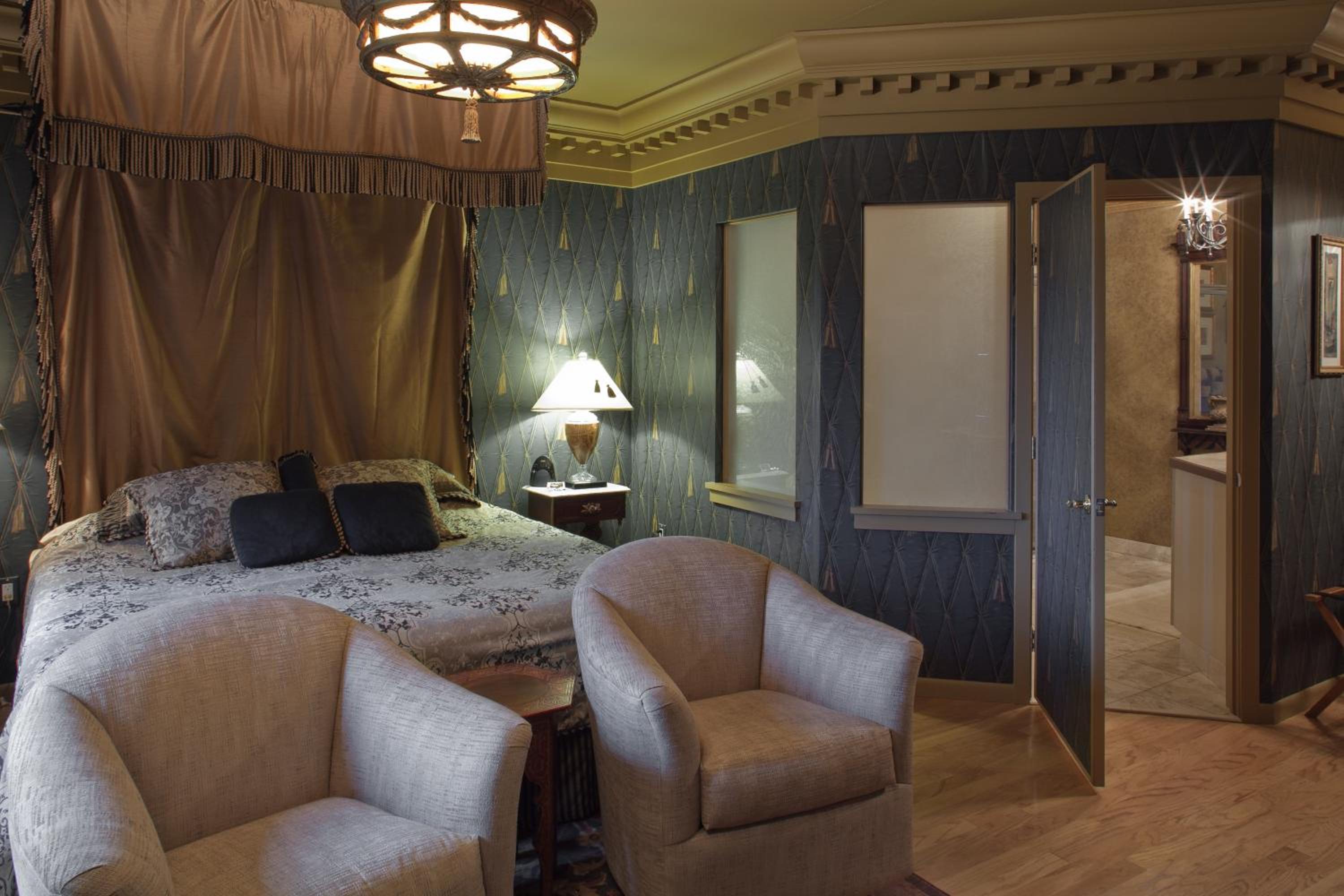 Deluxe King Suite photo 2