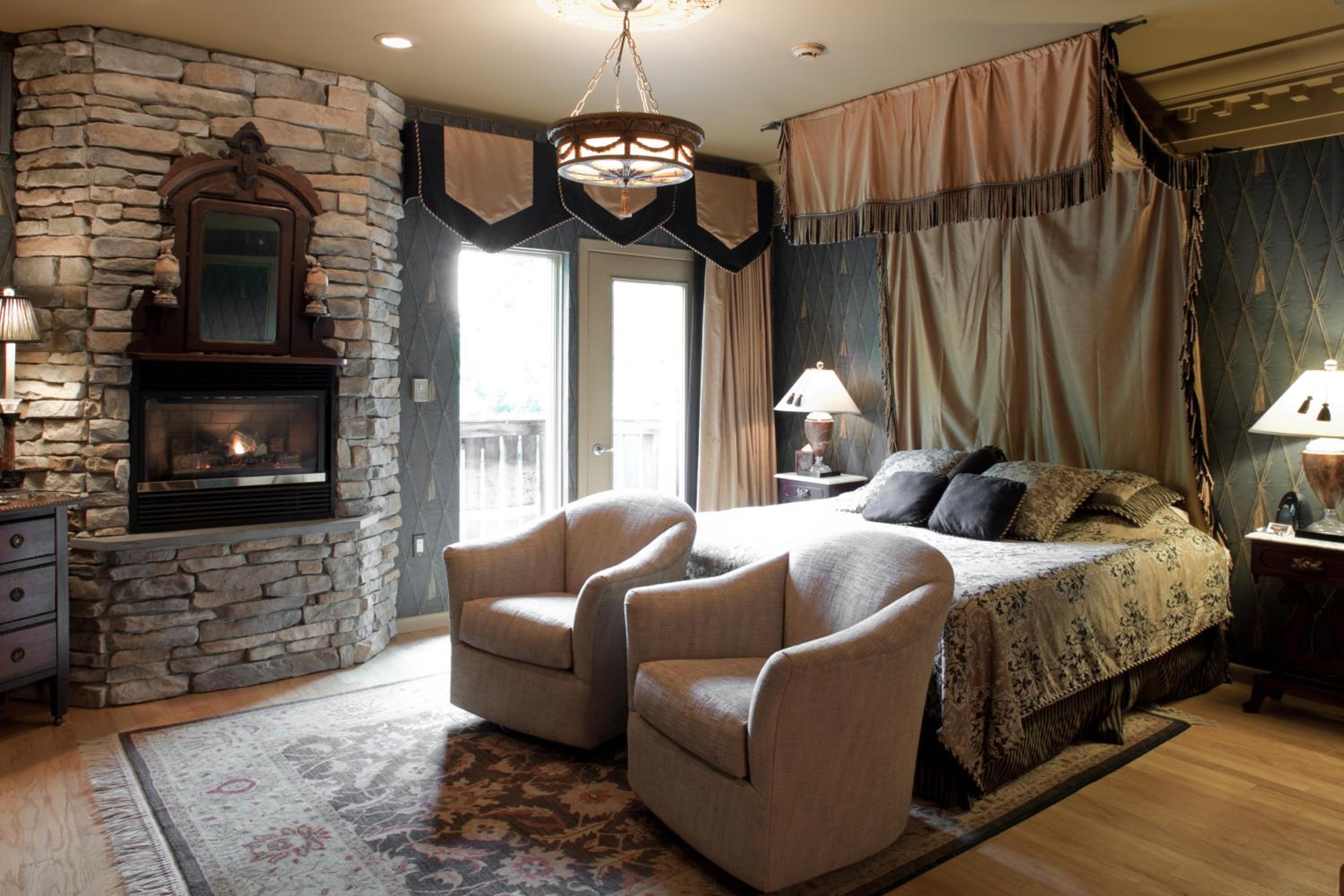 Deluxe King Suite photo 1