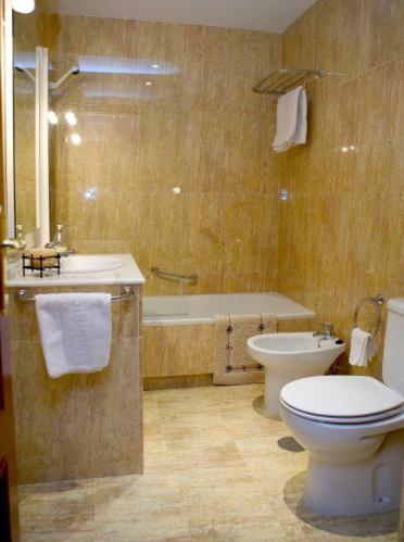 Two-Bedroom Apartment (2-4 Adults) photo 3