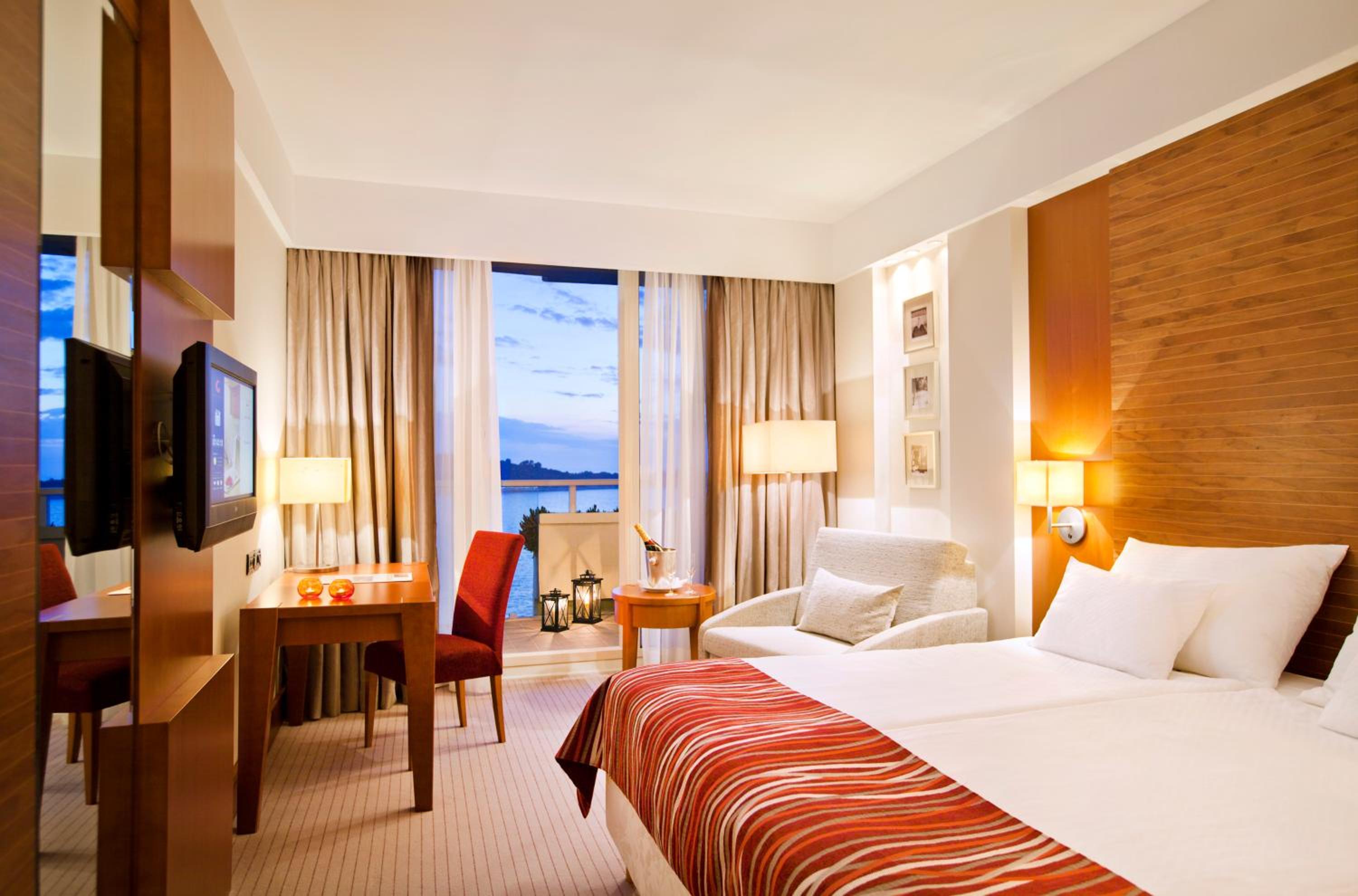De Luxe Doppelzimmer mit Balkon und Meerblick