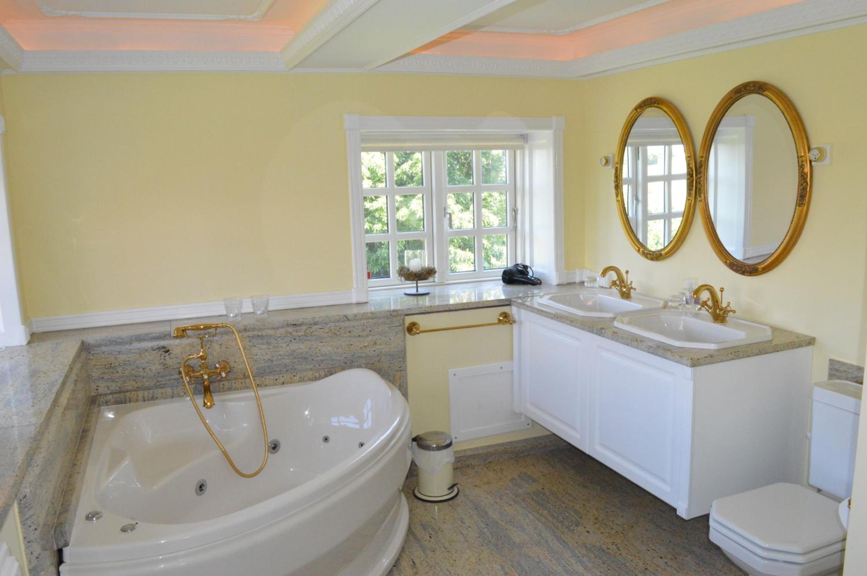 Suite with Spa Bath photo 3