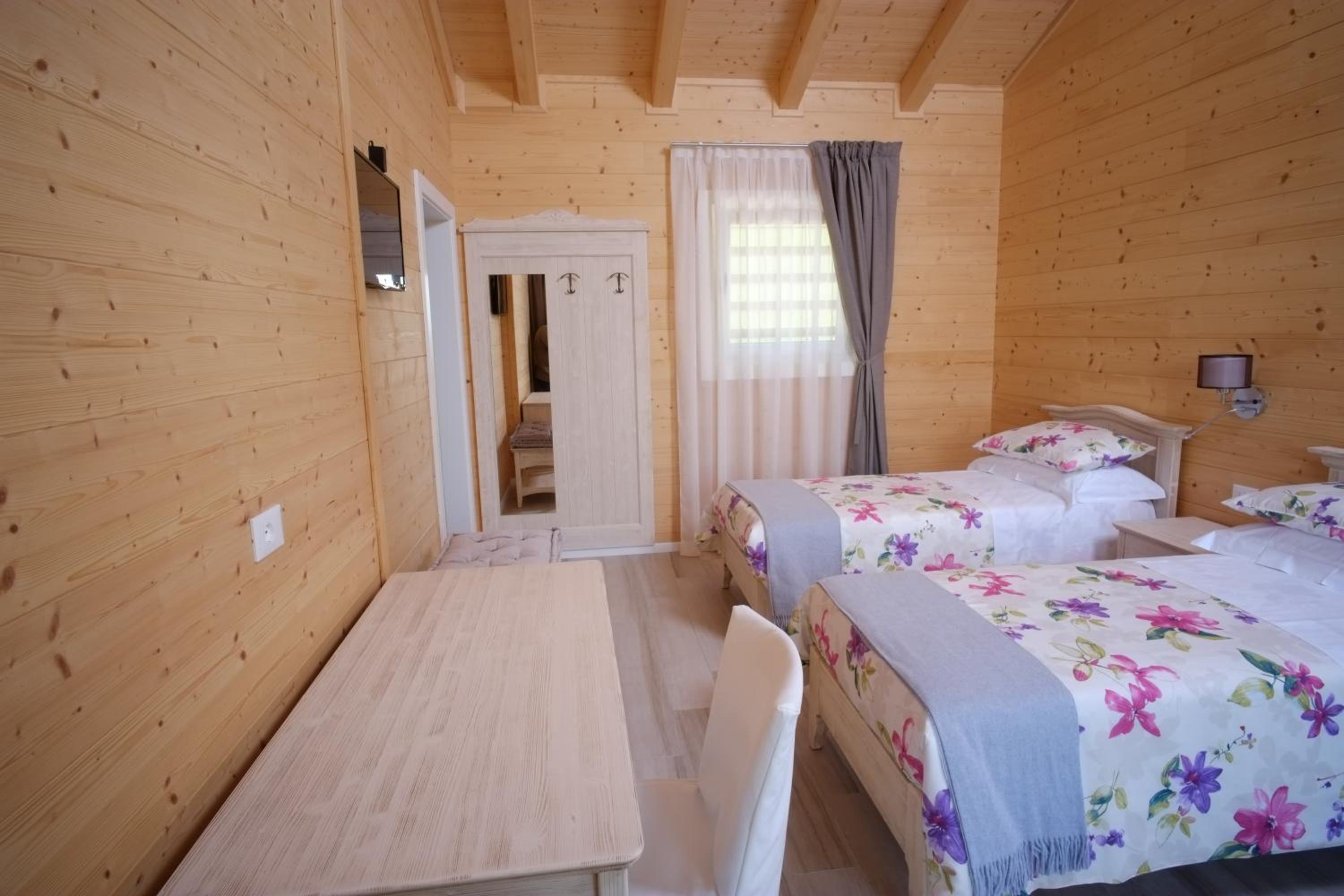 Twin Room with Private Bathroom photo 2