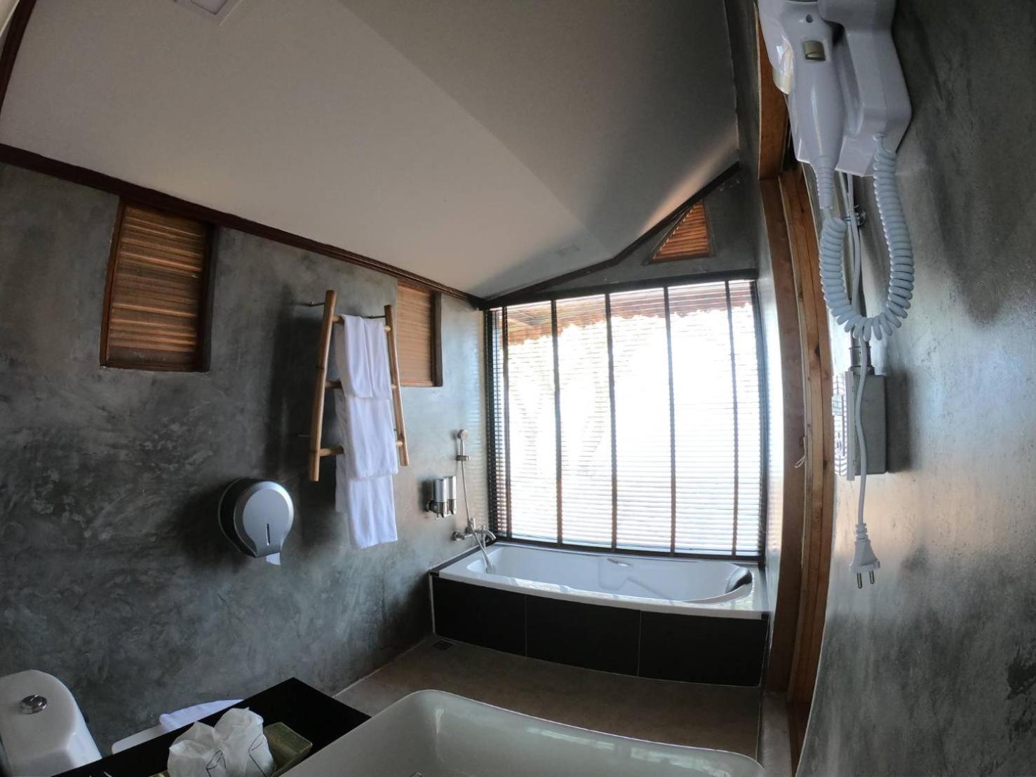 Villa with Lake View - Photo 10