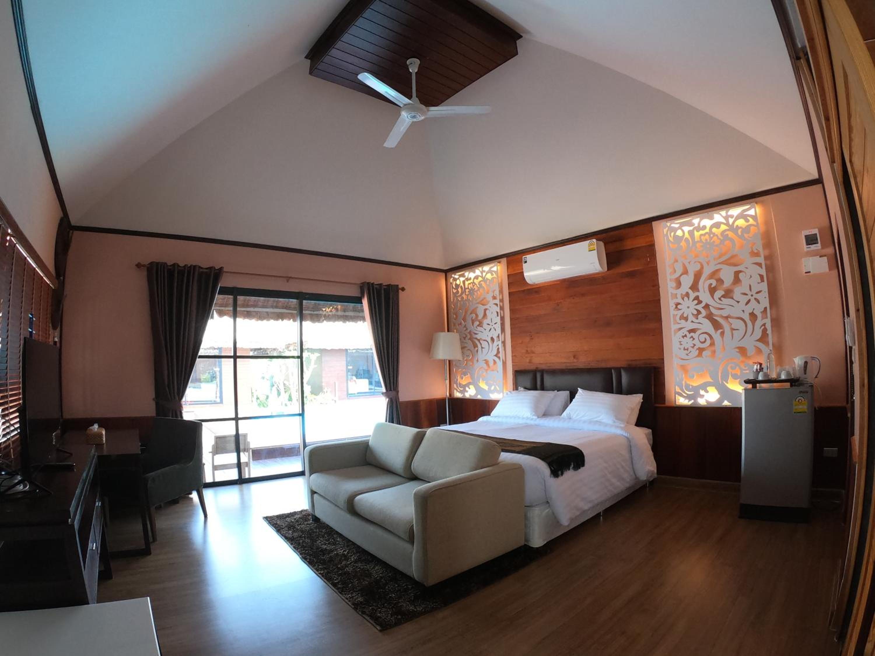 Villa with Lake View - Photo 11