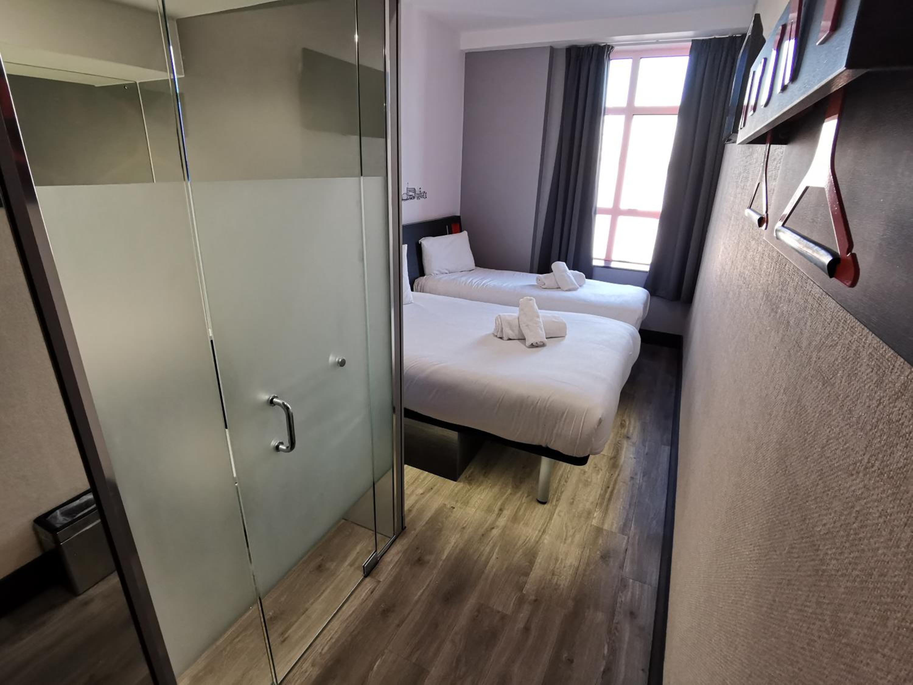 Twin Room with Window photo 1