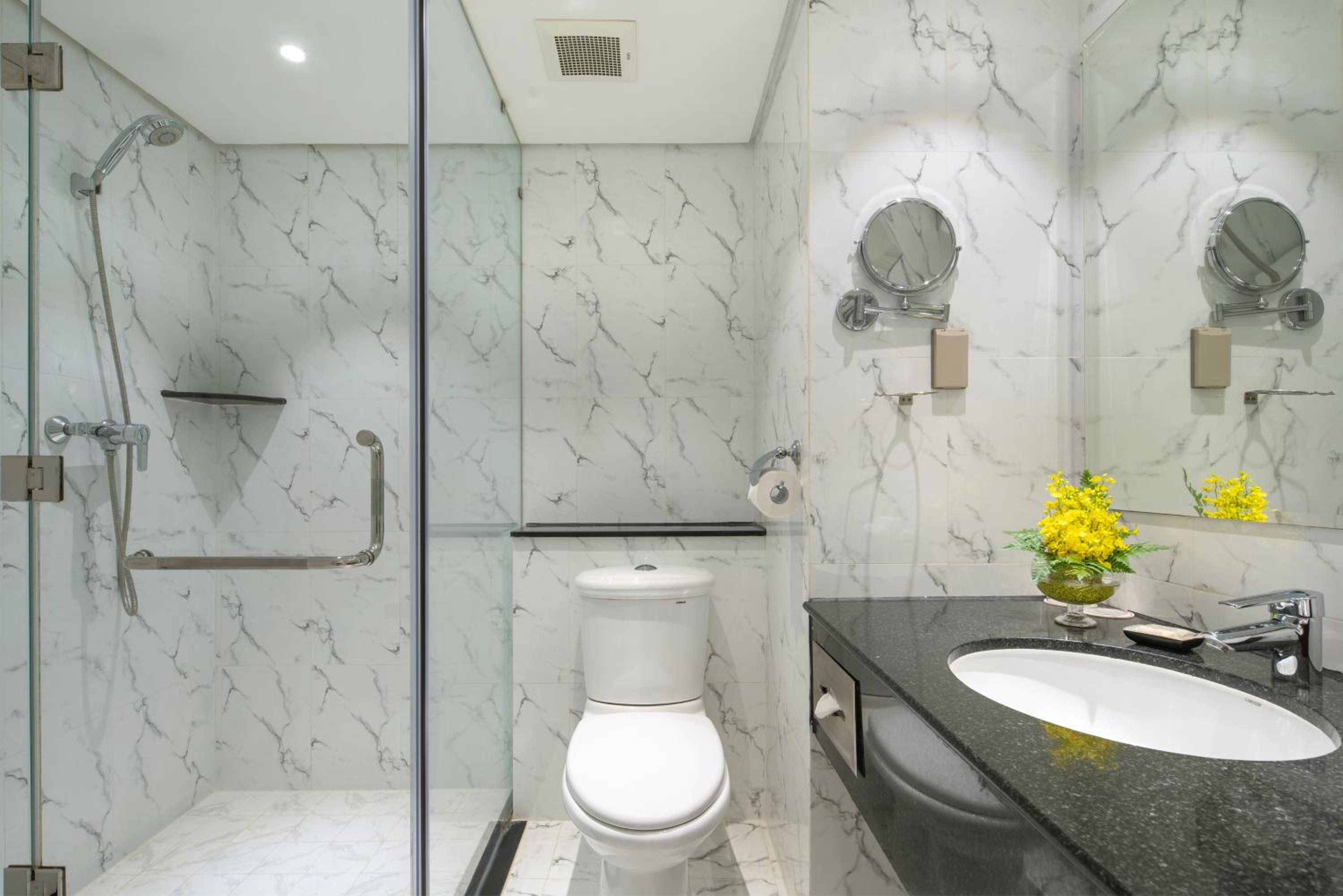Club Twin Room (Lounge Access & One Way Airport Transfer)