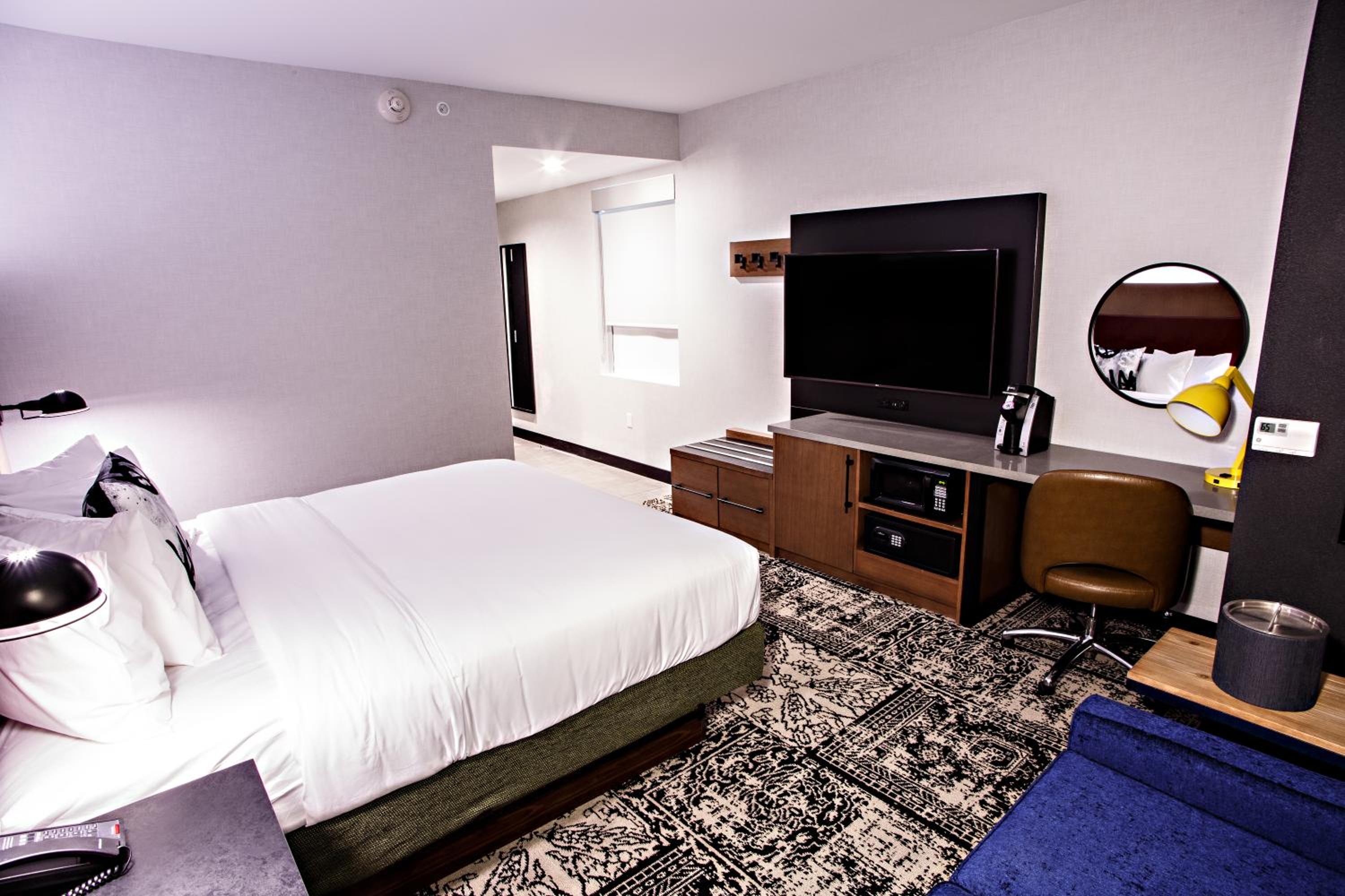 Deluxe King Room - Photo 2