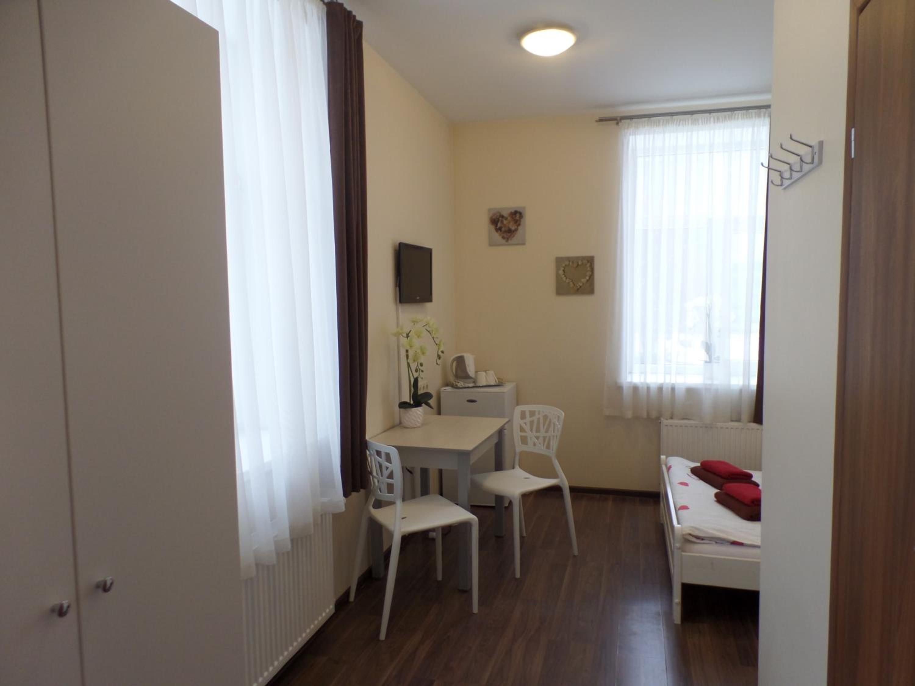 Double or Twin Room with Shower - Photo 5
