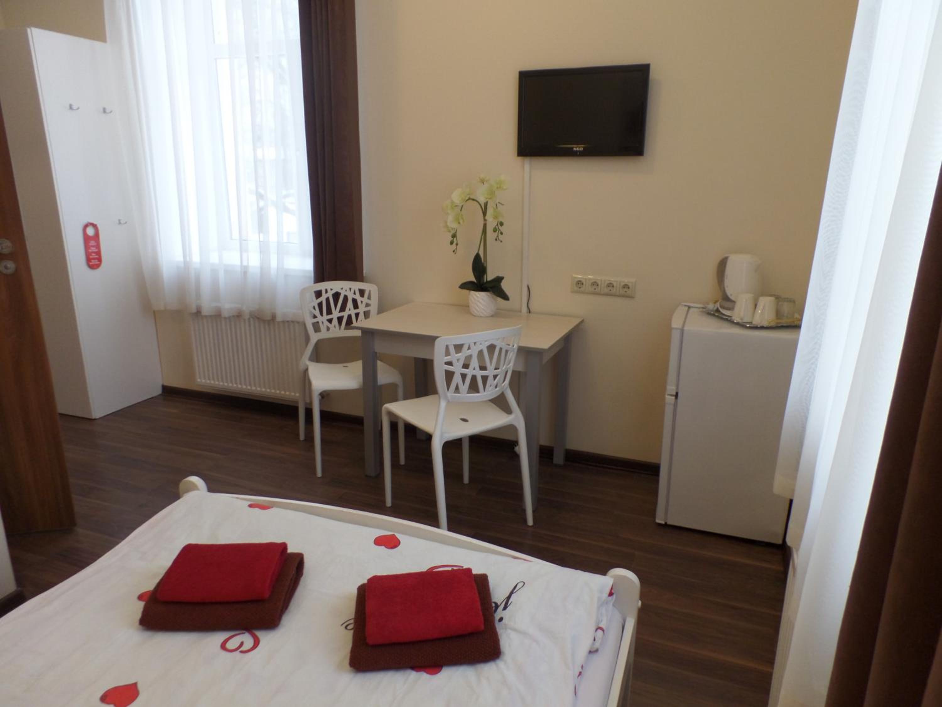 Double or Twin Room with Shower - Photo 3