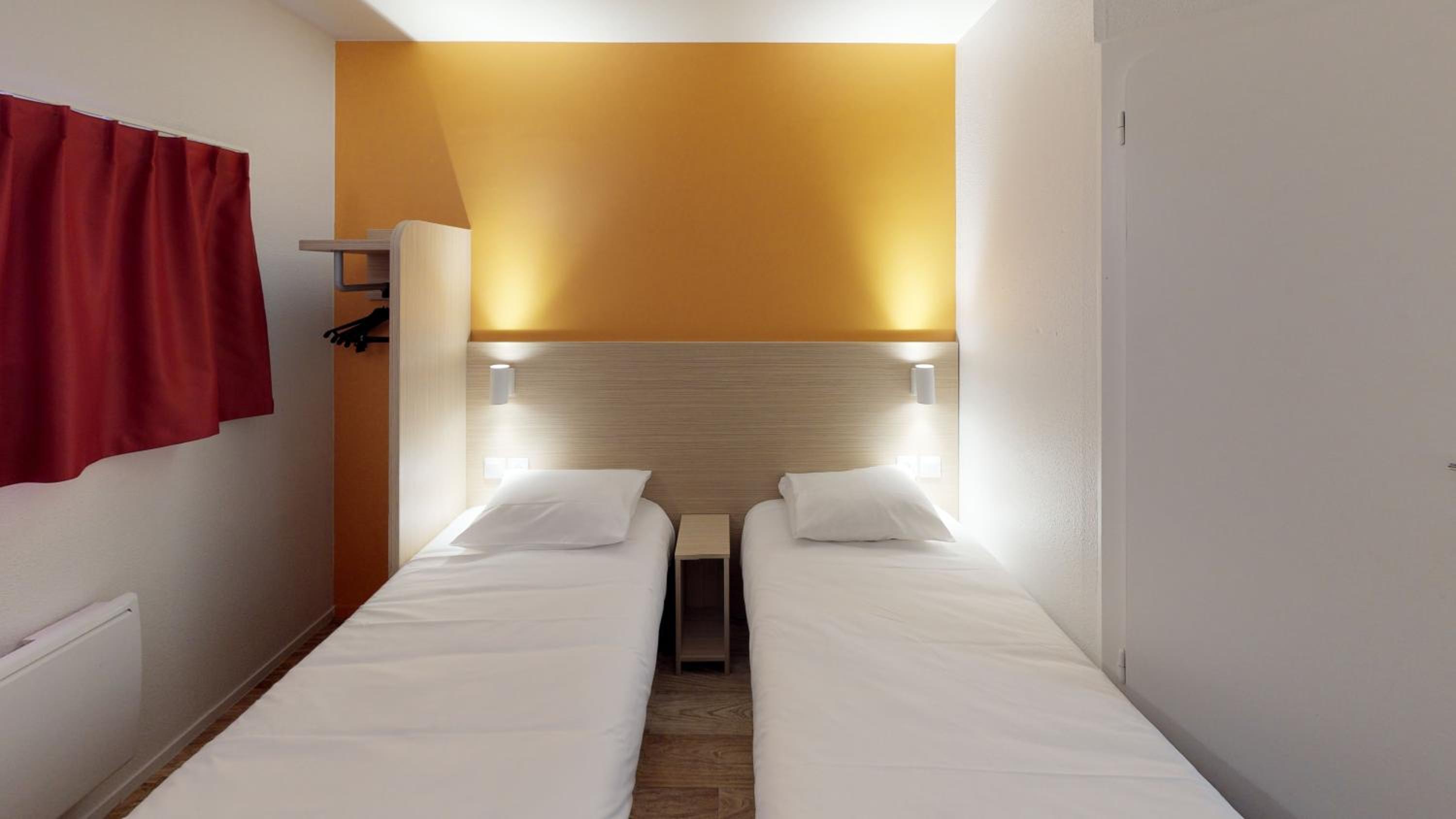 Standard Twin Room - Photo 1