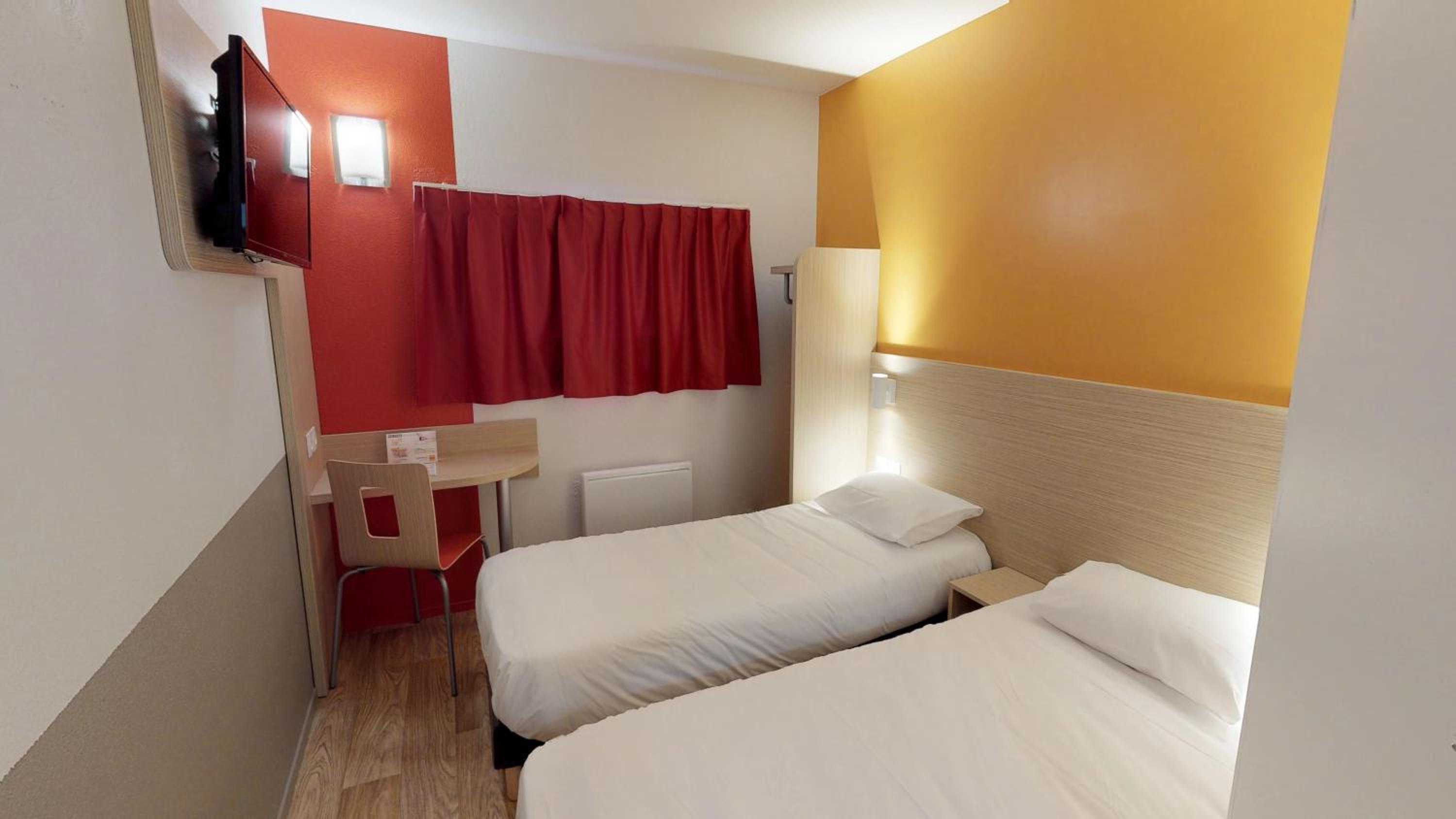 Standard Twin Room - Photo 4