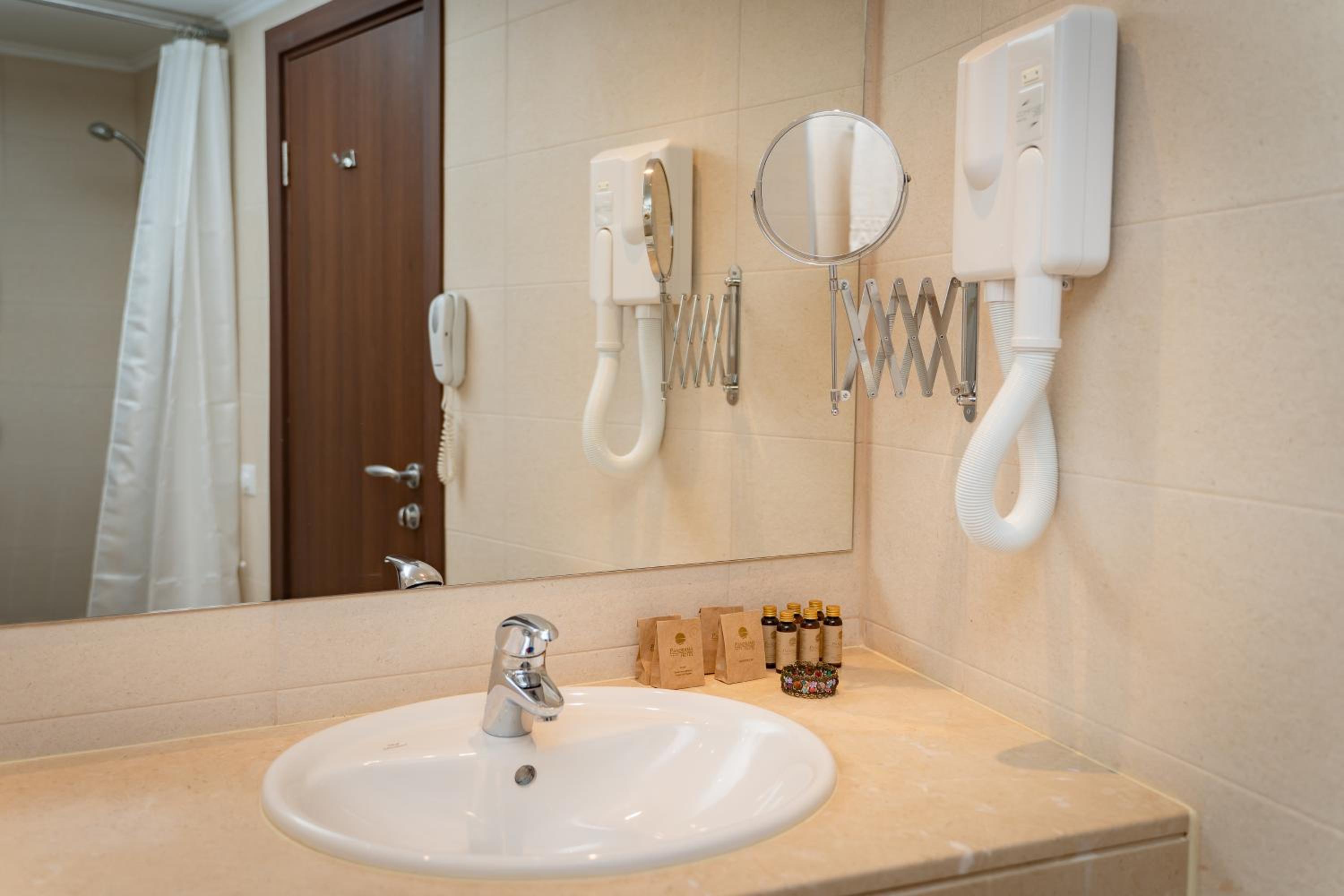 Deluxe Double Room with City View - Photo 2