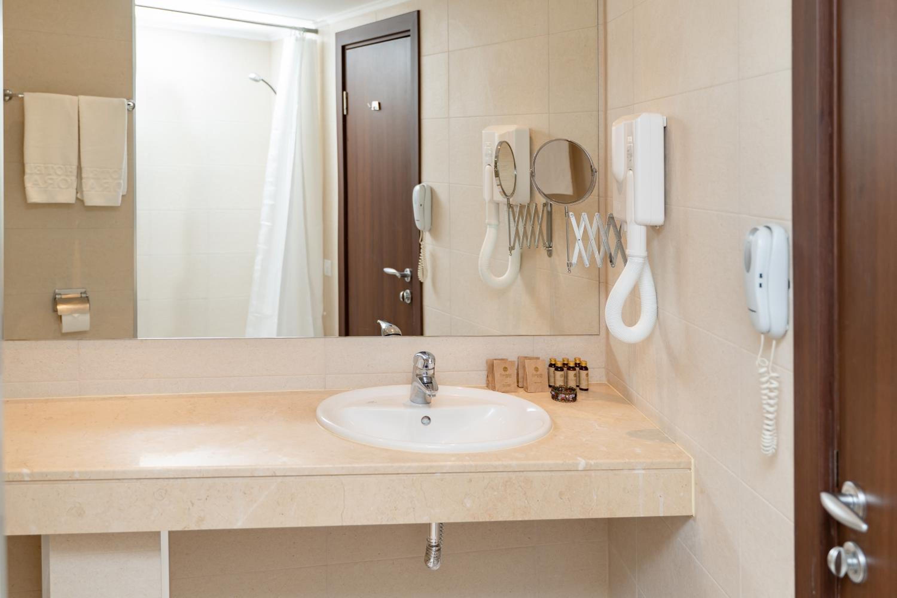Deluxe Double Room with Sea View - Photo 13