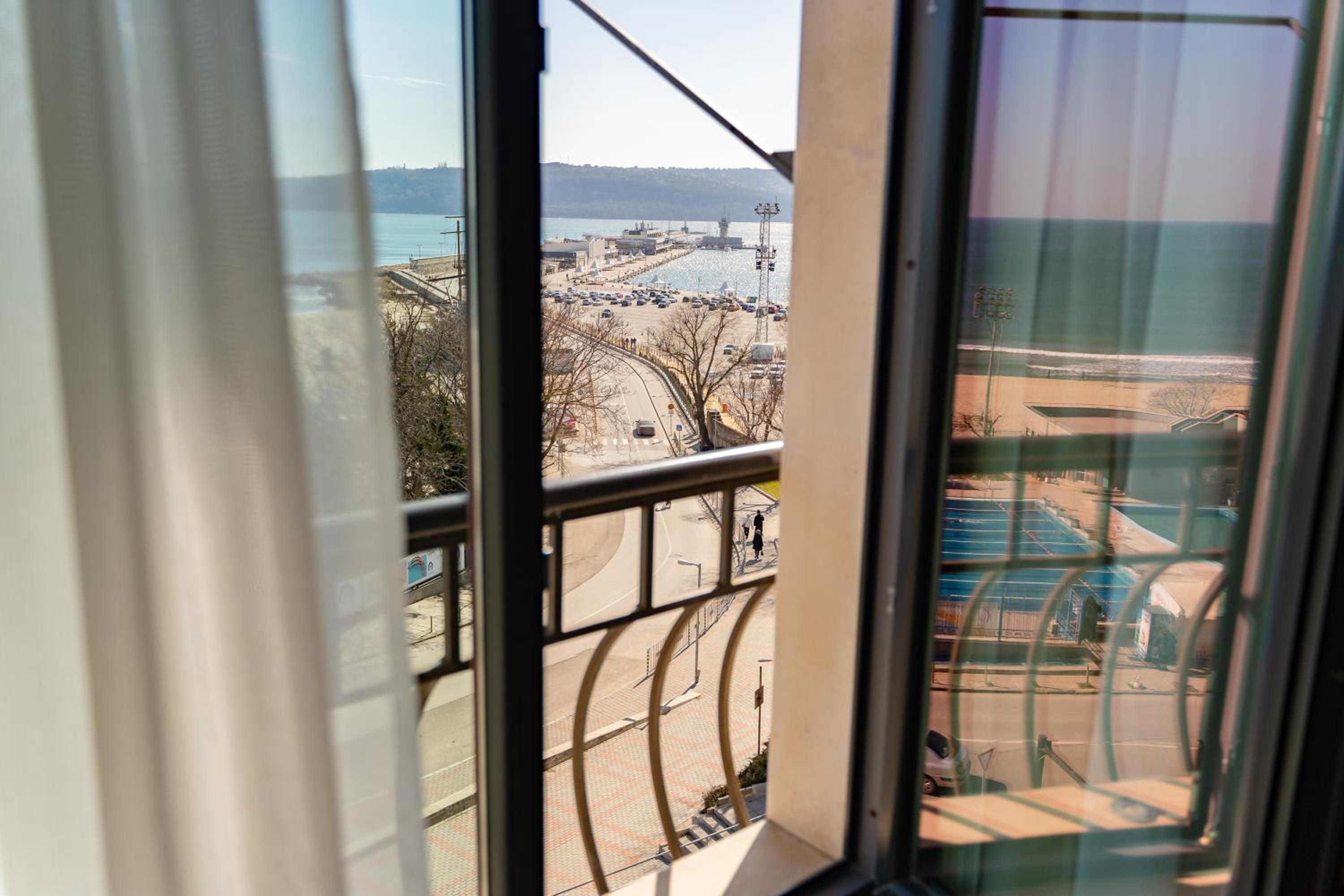 Deluxe Double Room with Sea View - Photo 5