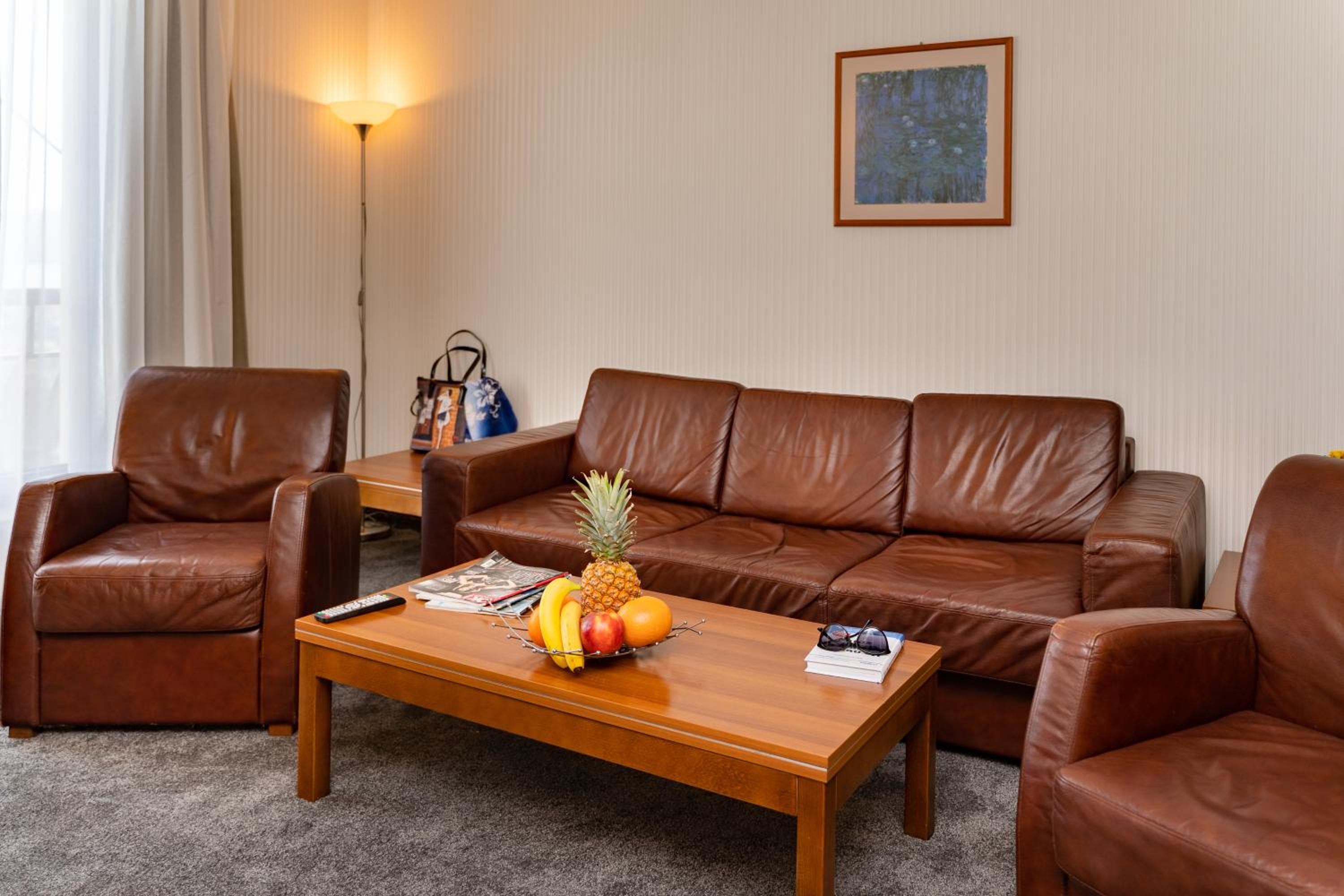 Deluxe Double Room with City View - Photo 4