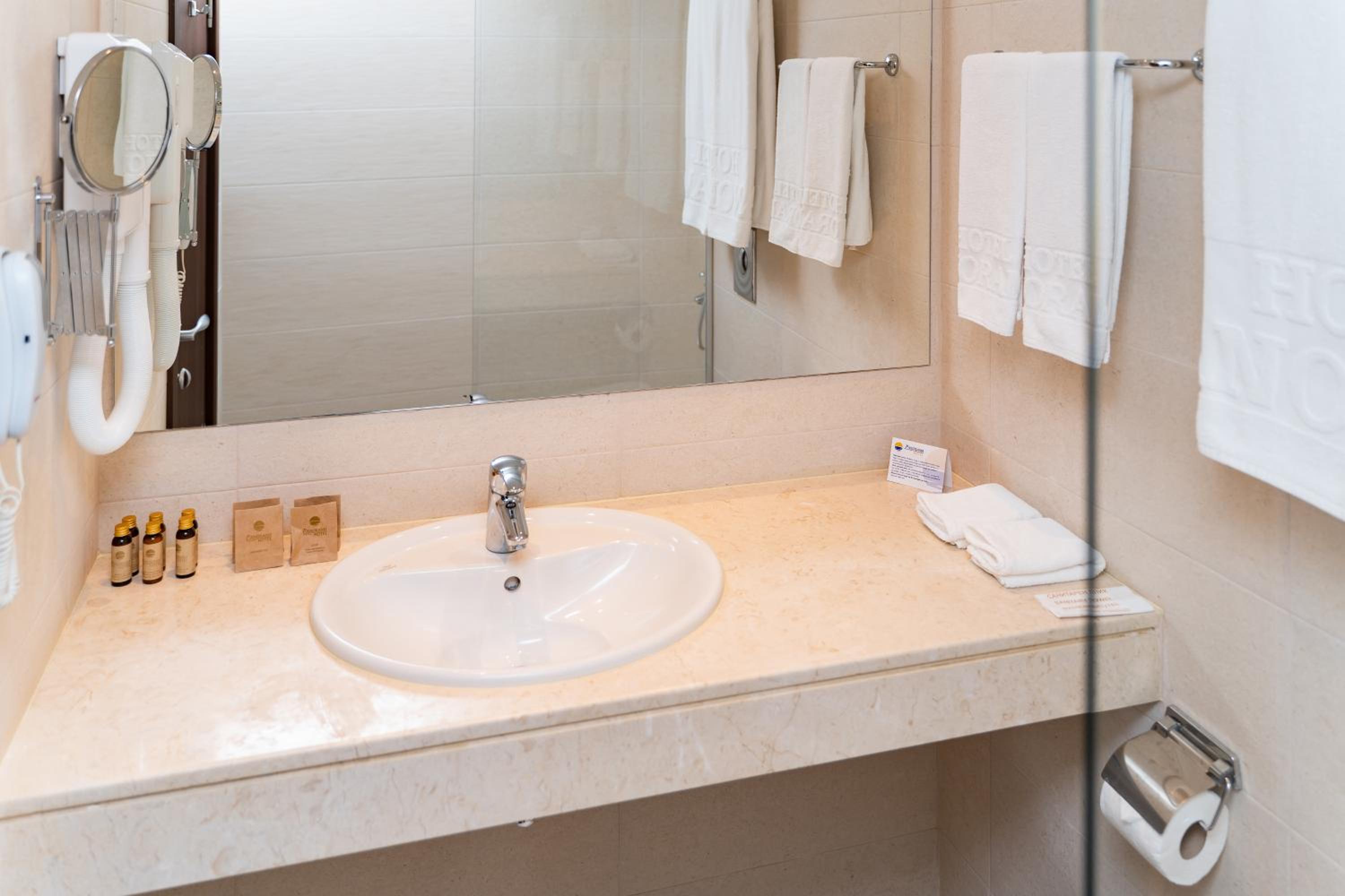 Double Room with Sea view (2 Adults + 1 Child ) - Photo 6