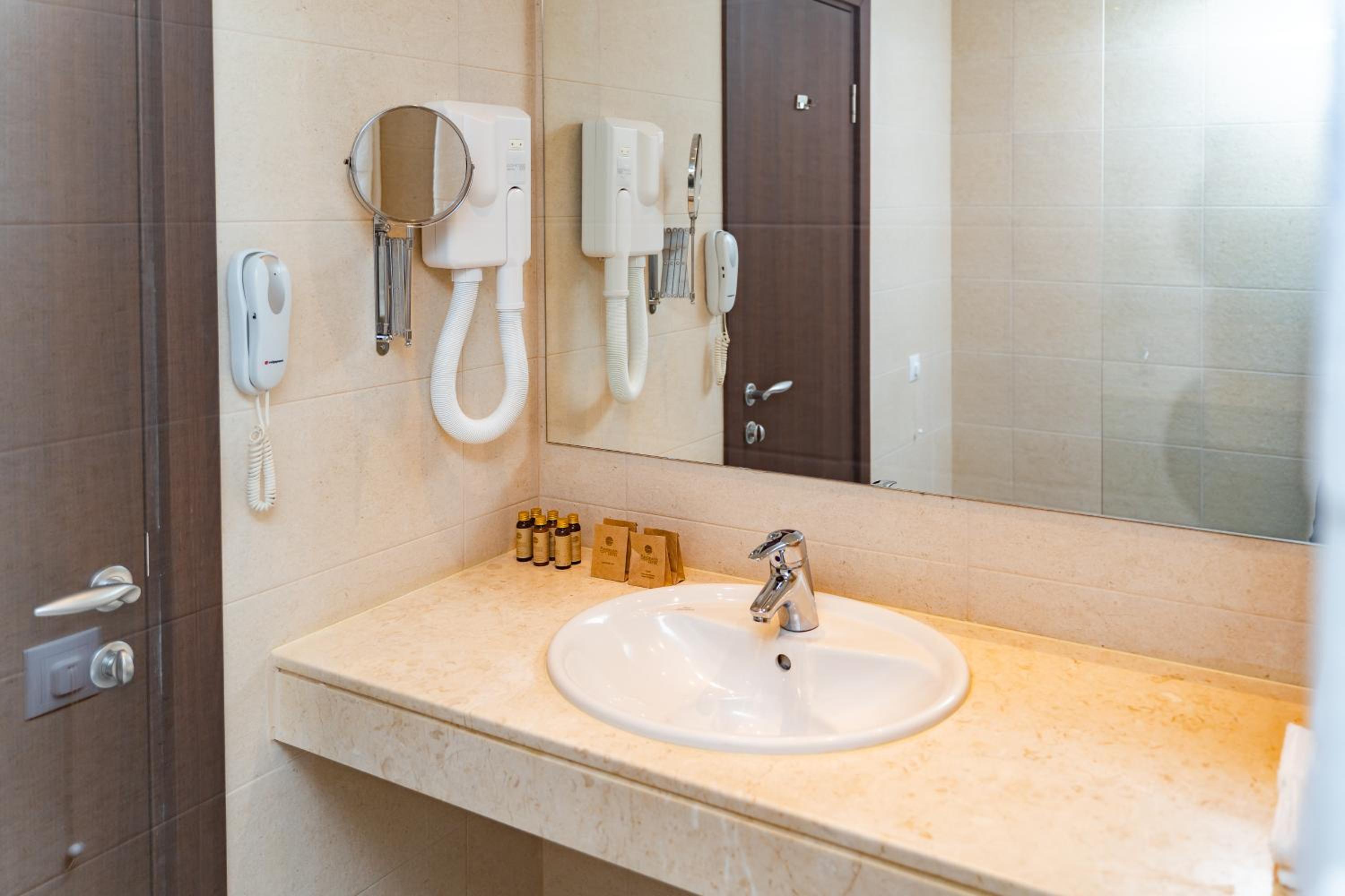 Double Room with Sea view (2 Adults + 1 Child ) - Photo 9