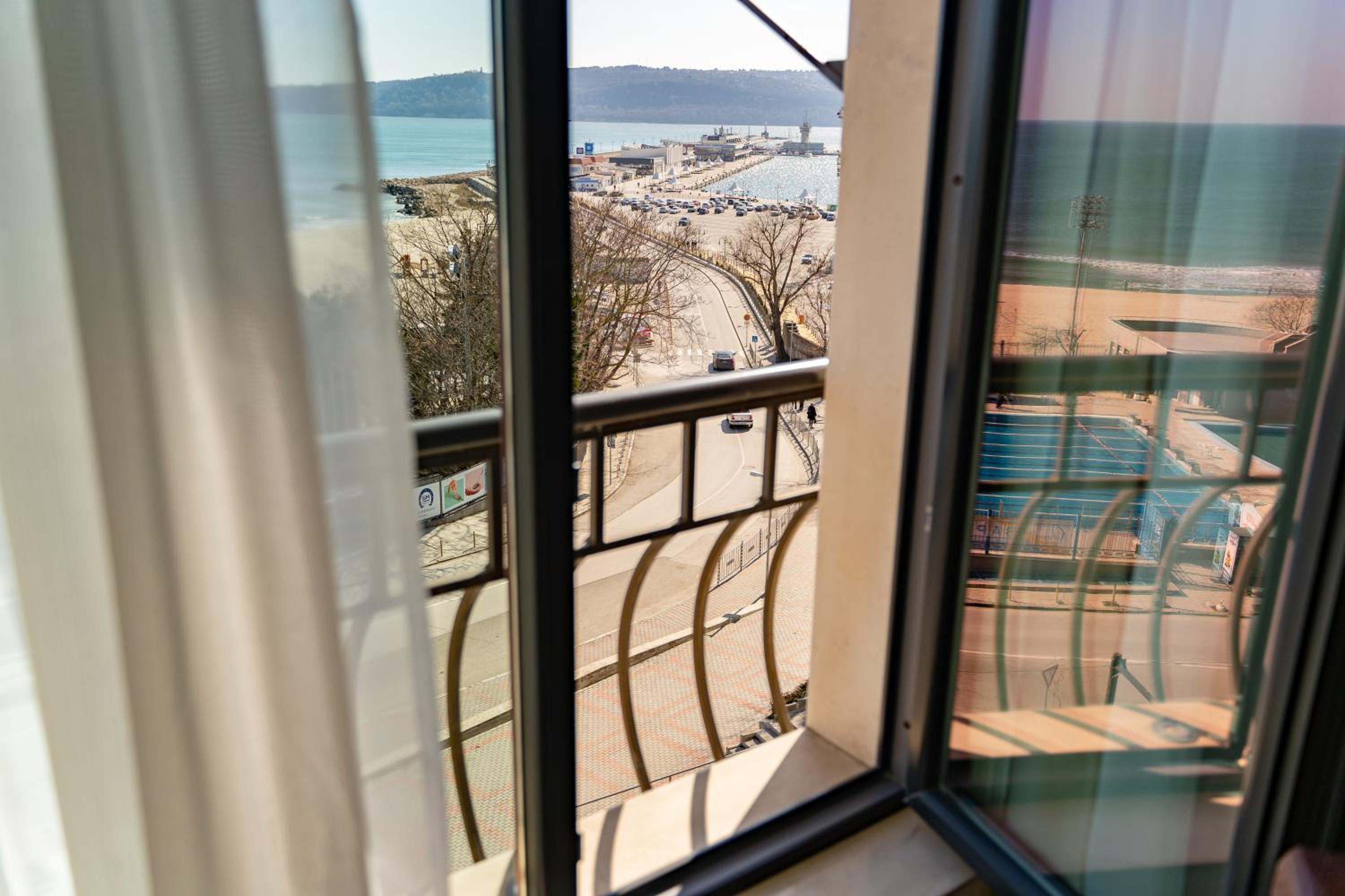 Double Room with Sea view (2 Adults + 1 Child ) - Photo 3