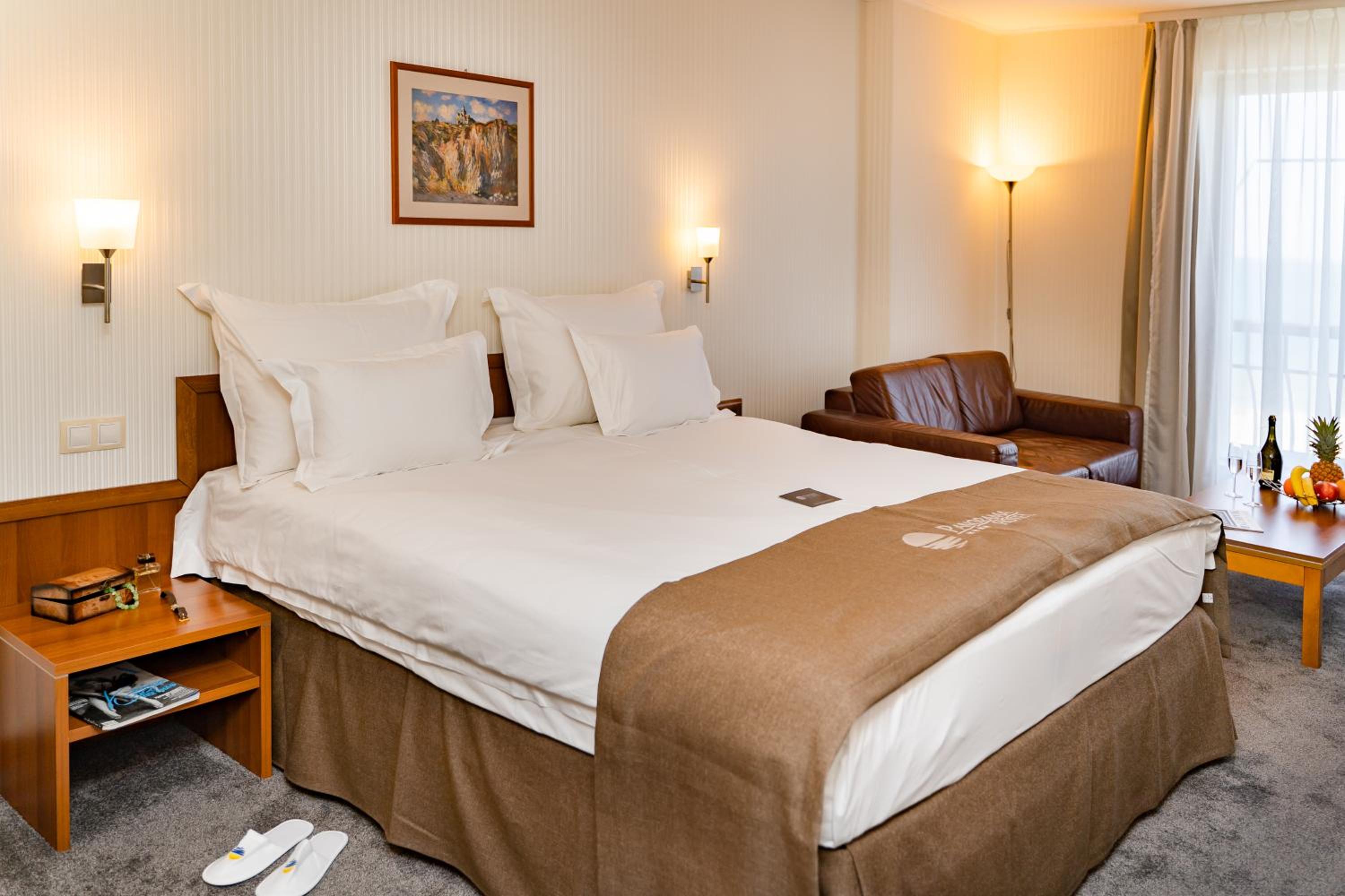 Double Room with Sea view (2 Adults + 1 Child ) - Photo 2