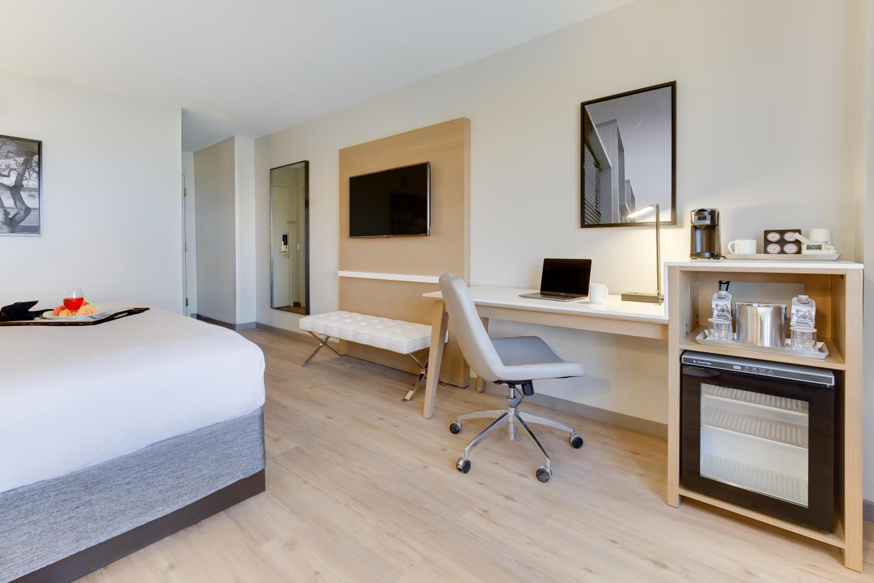 King Room - Disability Access/Non-Smoking with Executive Lounge Access - Photo 3