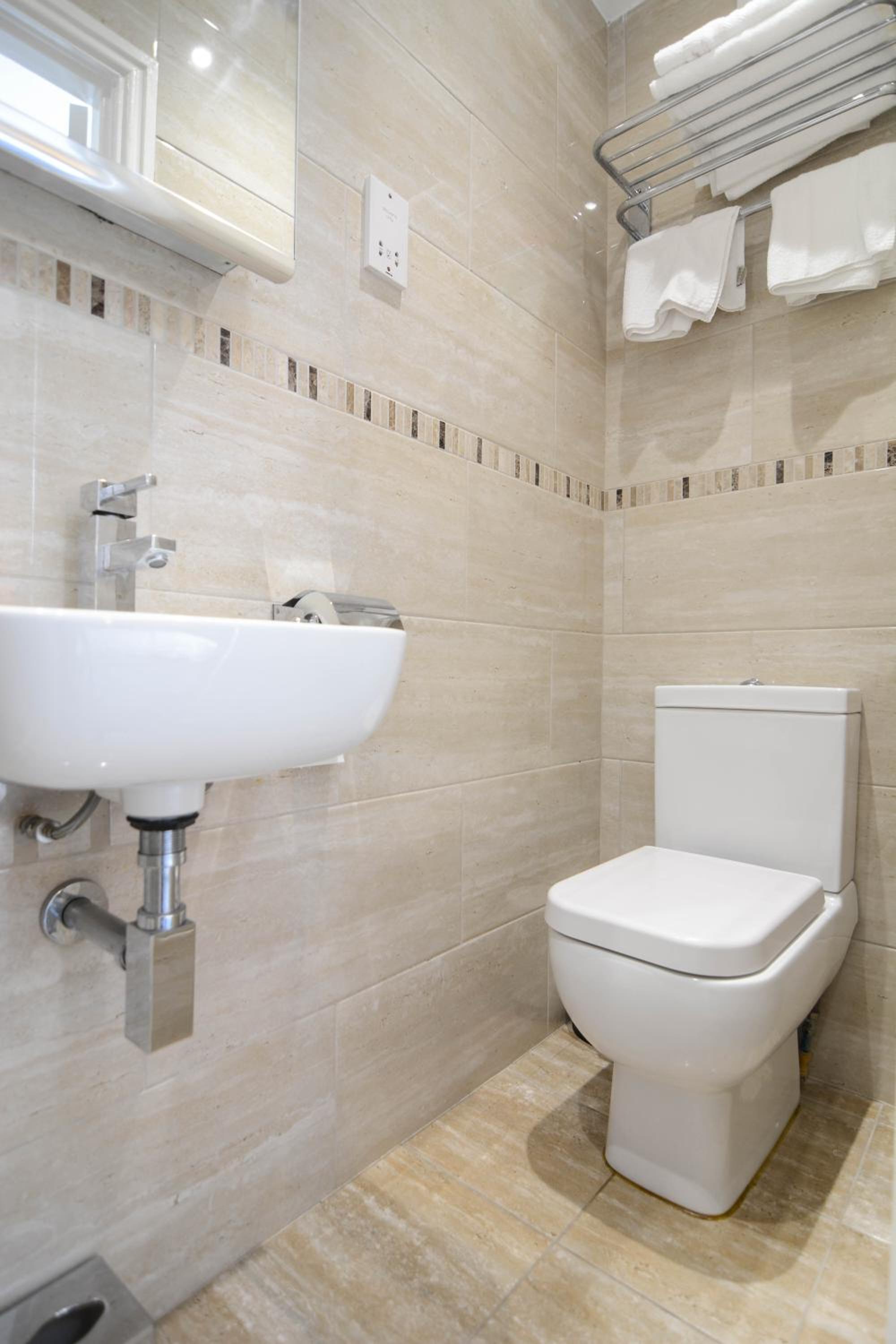  Room 6 - First Floor - En-suite Small Double Room photo 2