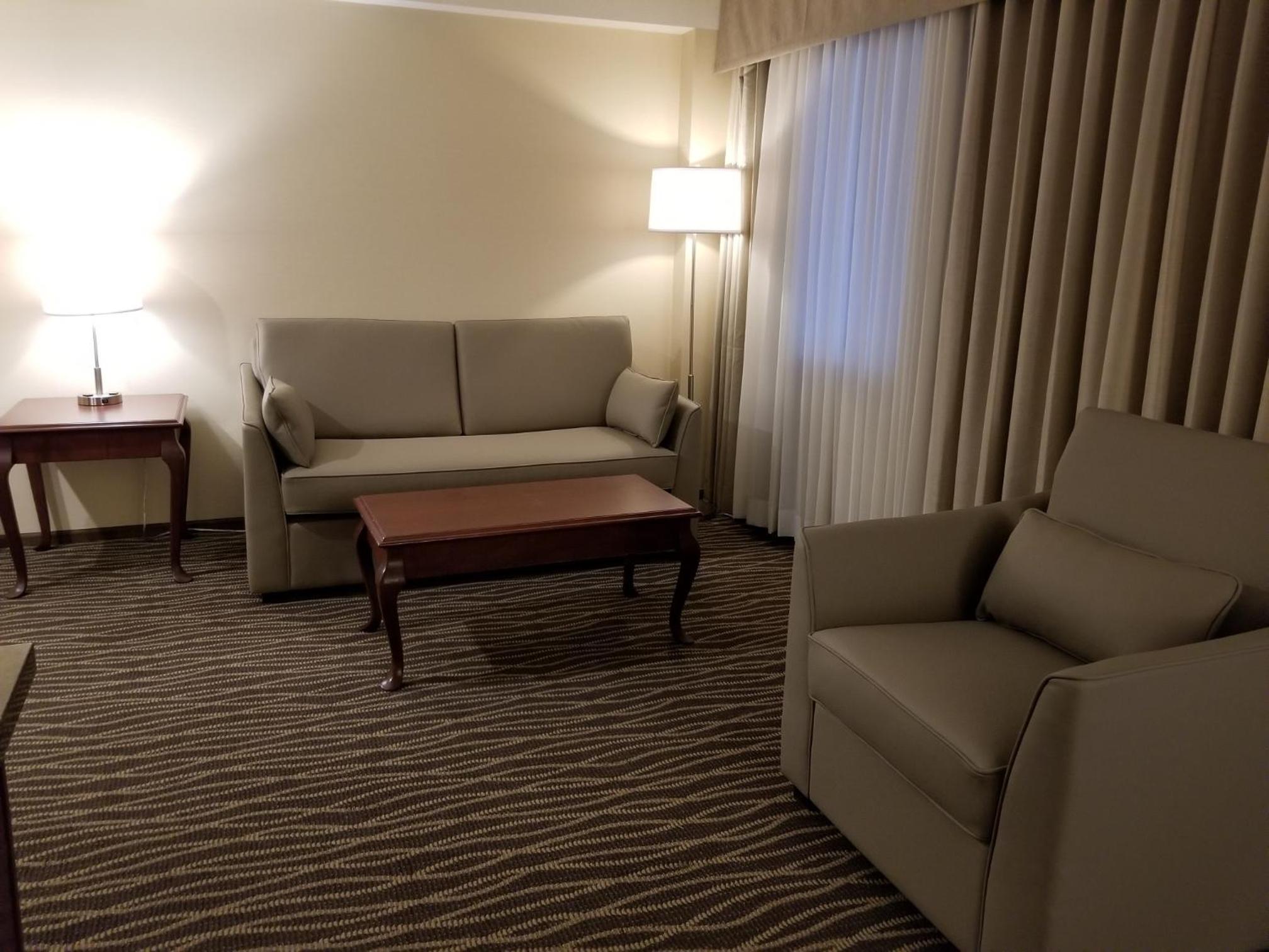 King Room with Balcony - Photo 6