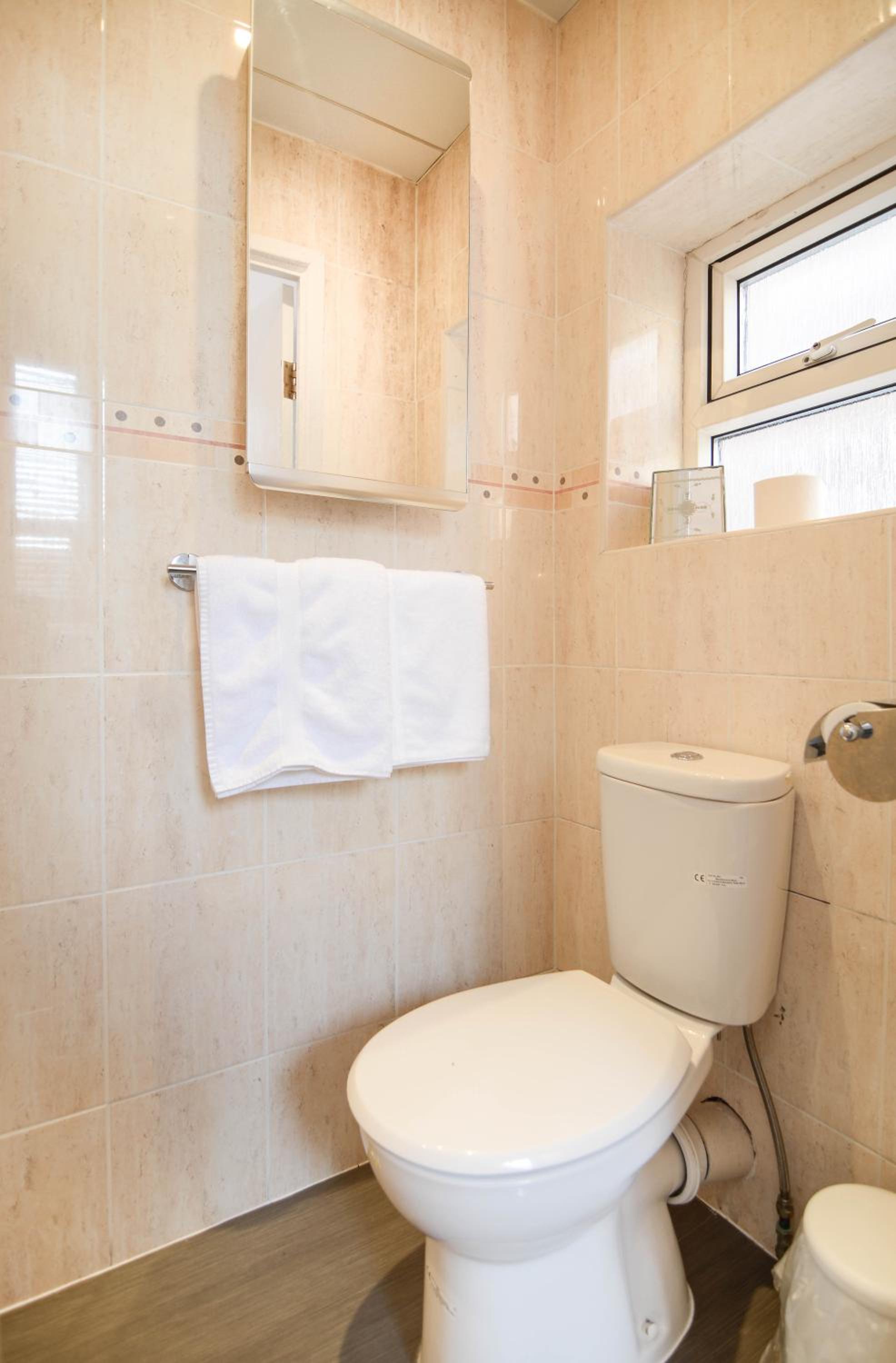 Room 4 - First Floor - En-suite Twin /Double Room photo 3