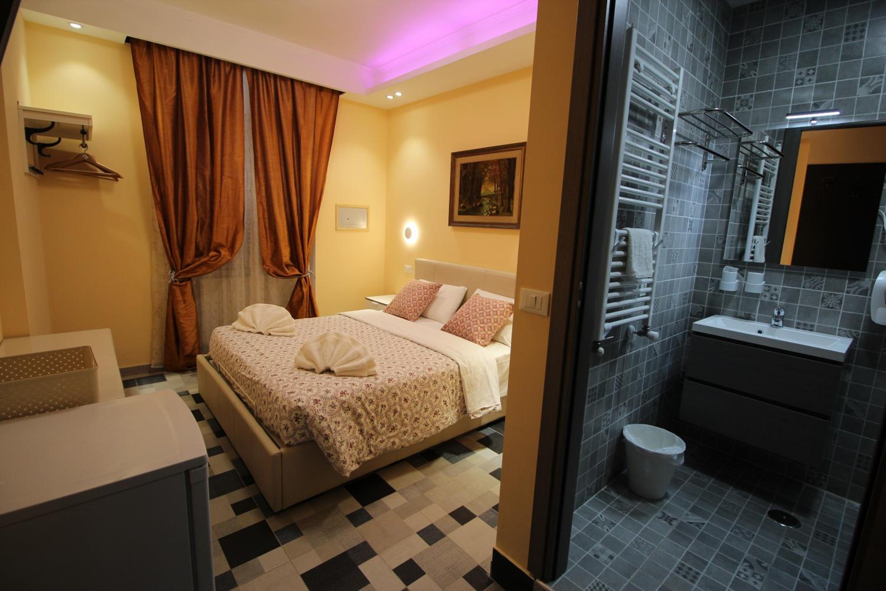 Double Room with Private Bathroom photo 3