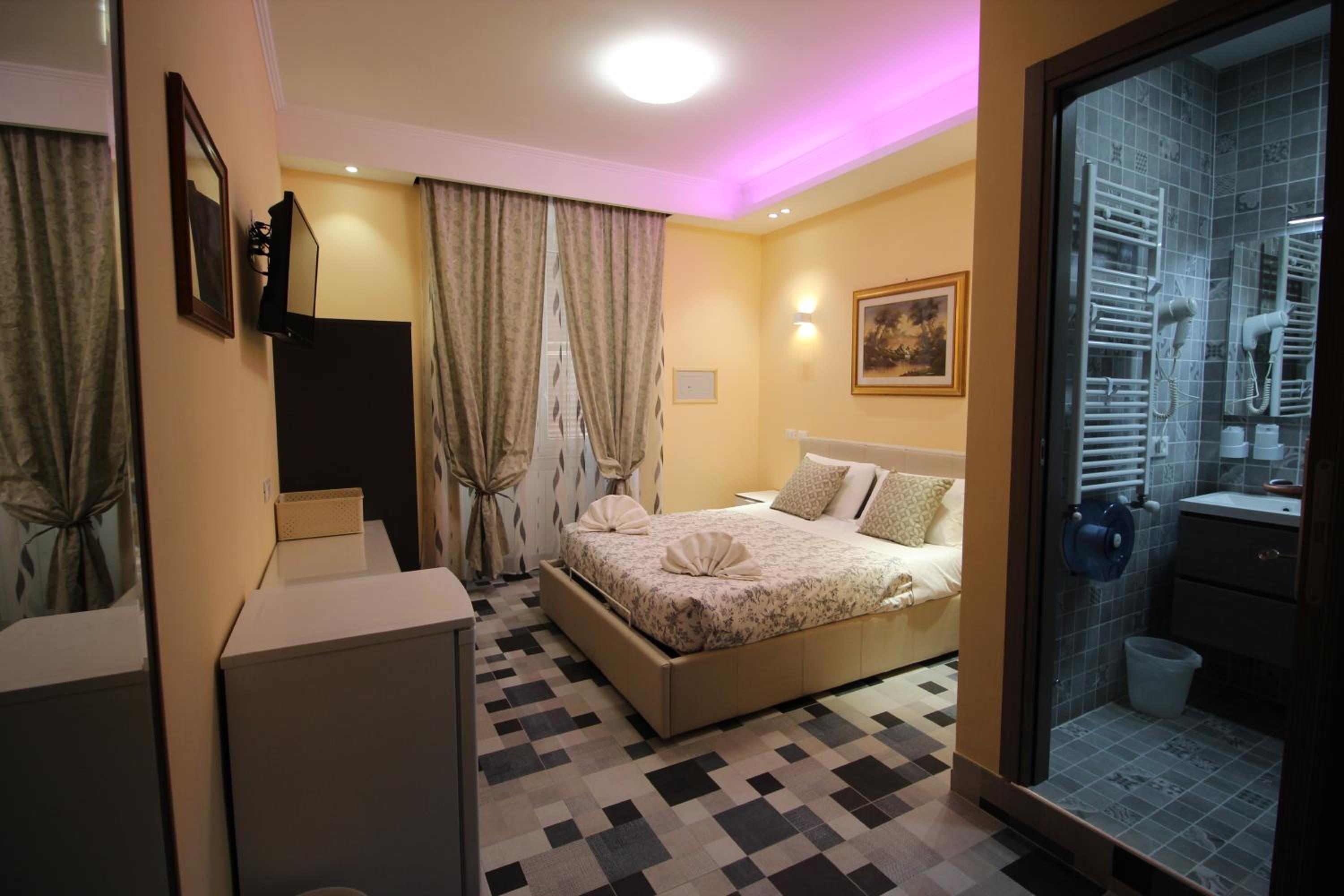 Double Room with Private Bathroom photo 1