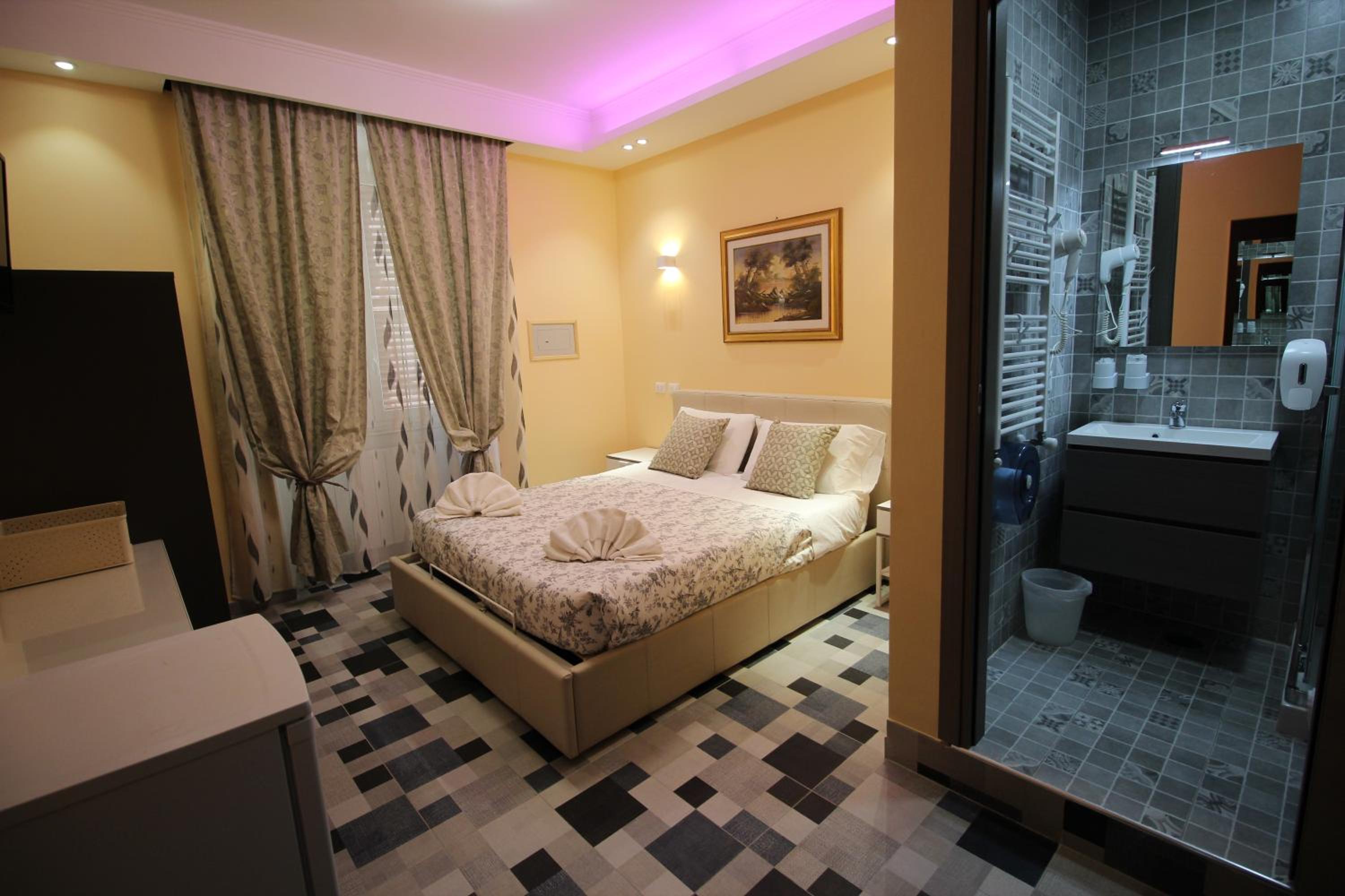 Double Room with Private Bathroom photo 2