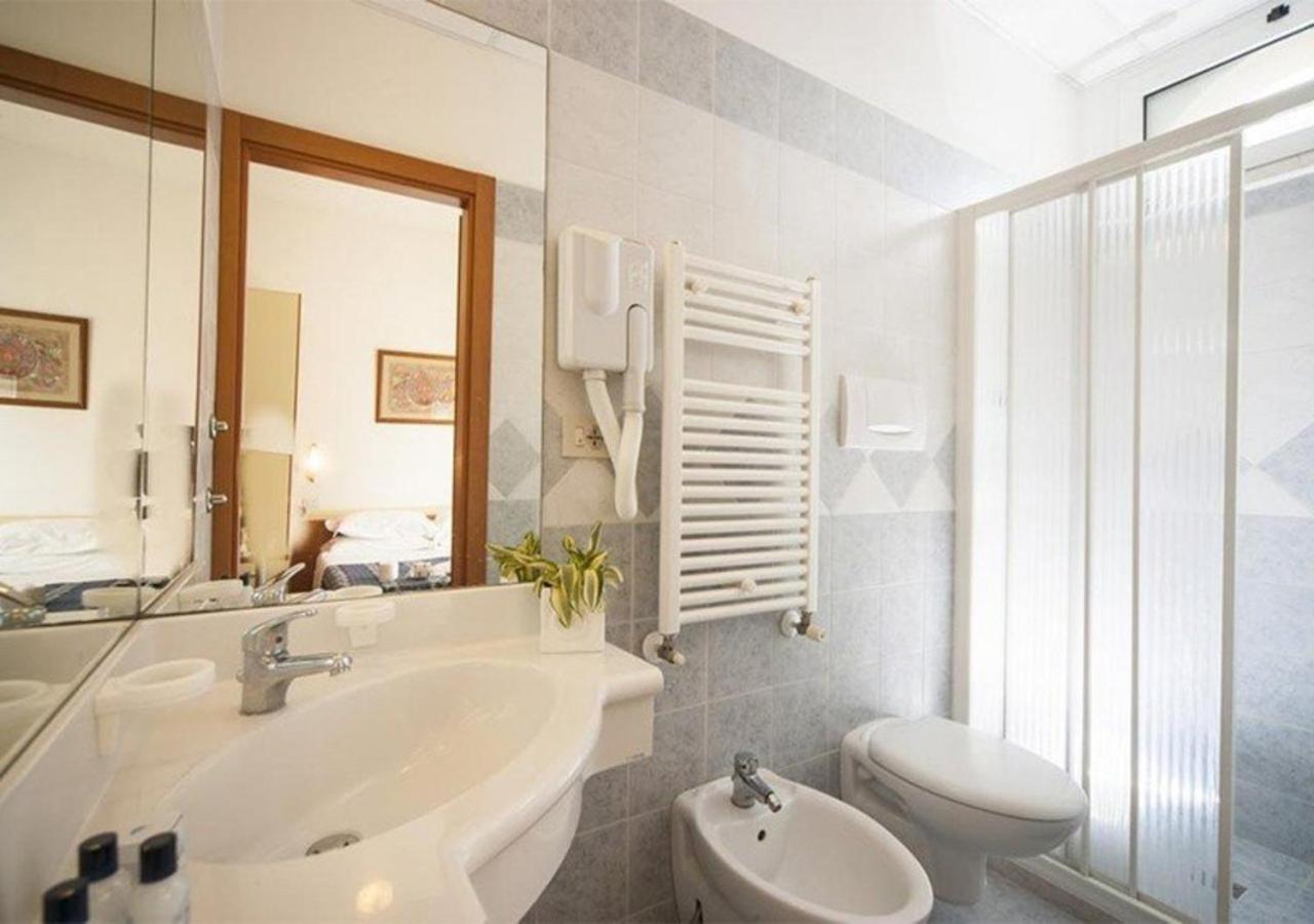 Double or Twin Room photo 3