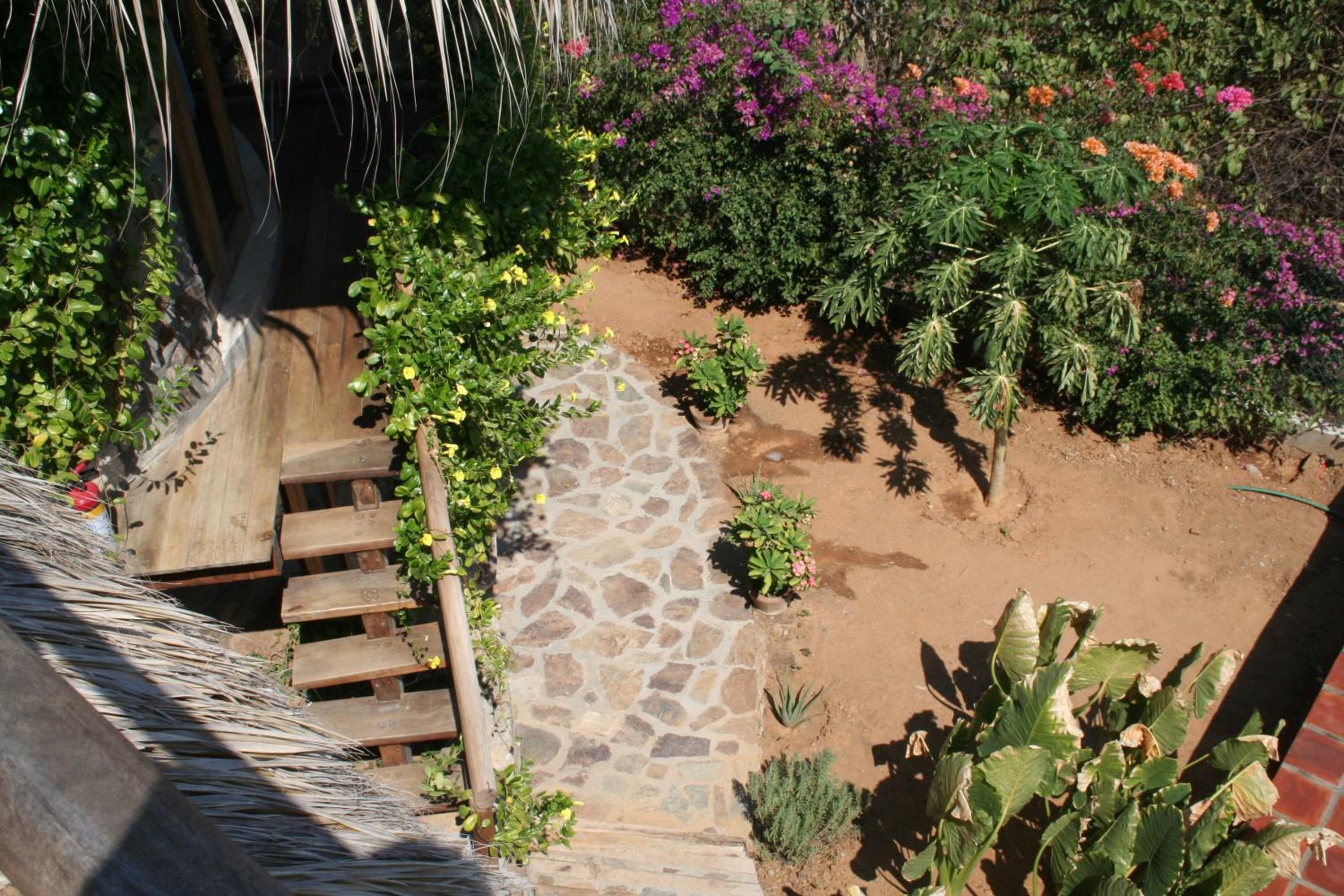 Double Room with Garden View - Photo 10
