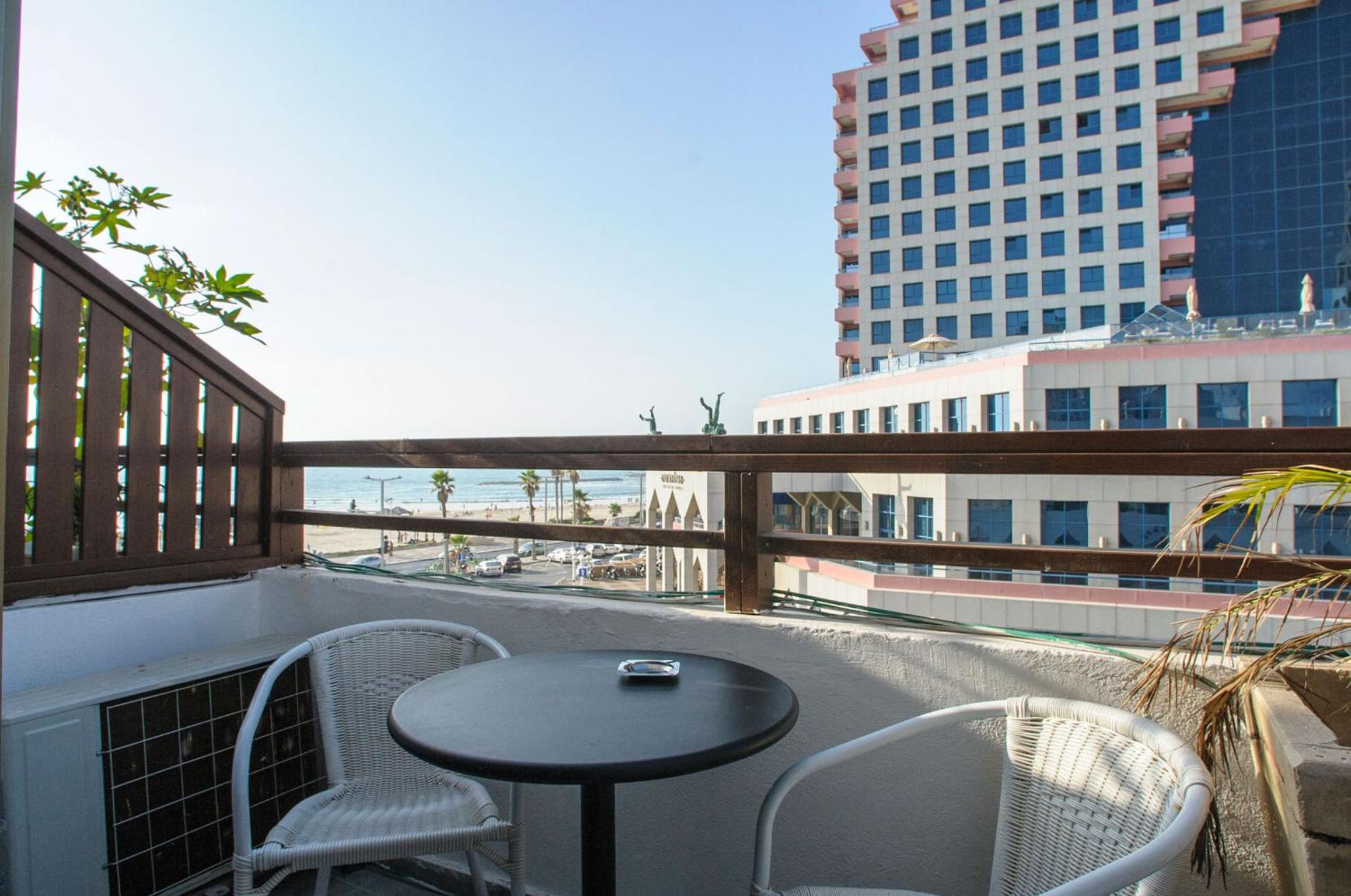 Double Room with Balcony - Photo 17
