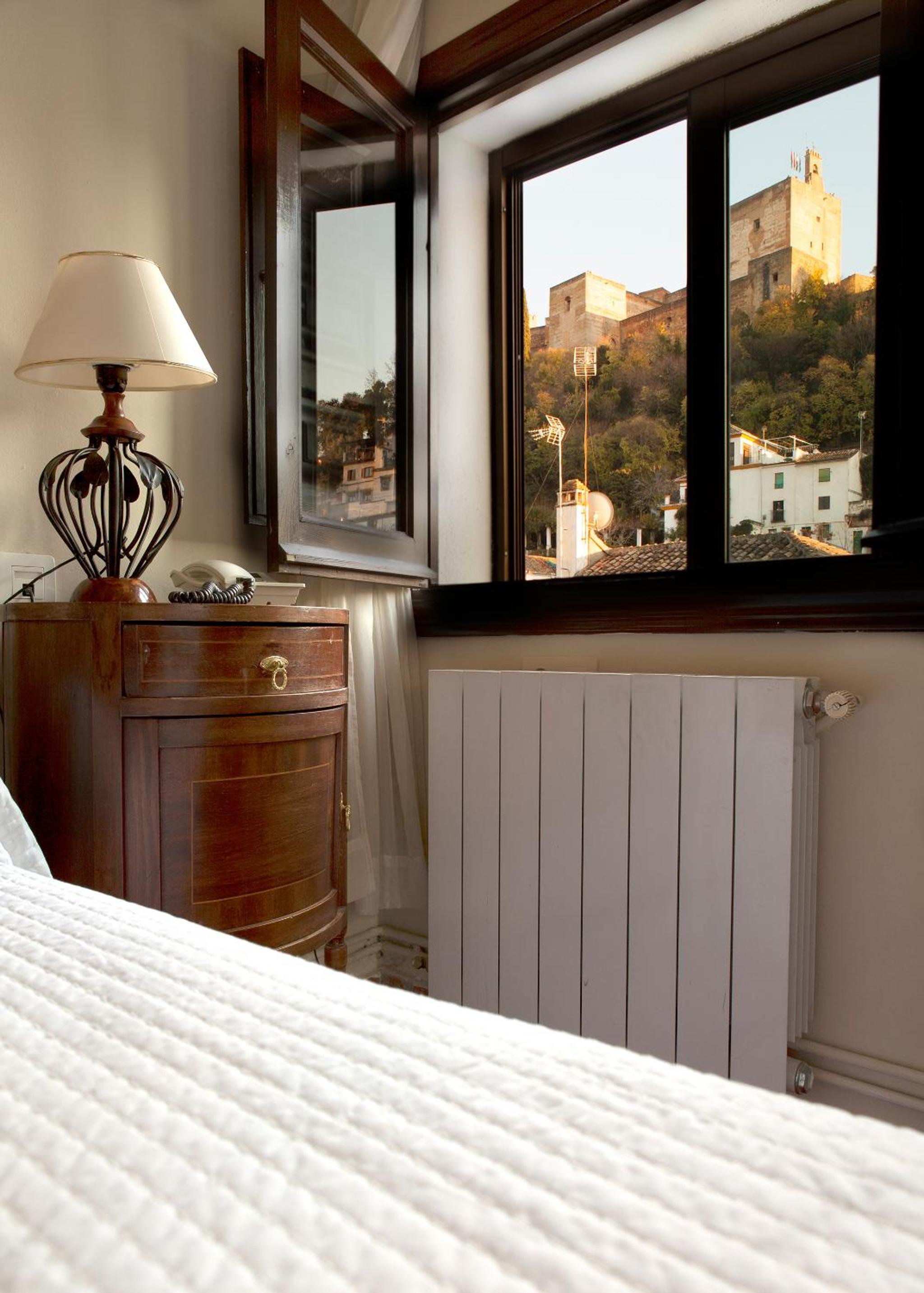 Double or Twin Room with Alhambra Views - Photo 14