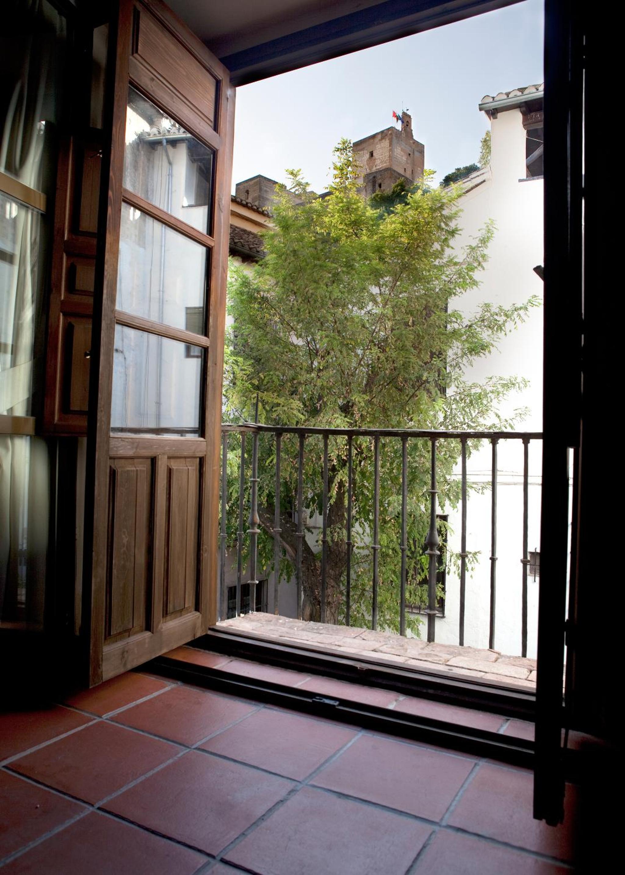 Double or Twin Room with Alhambra Views - Photo 15