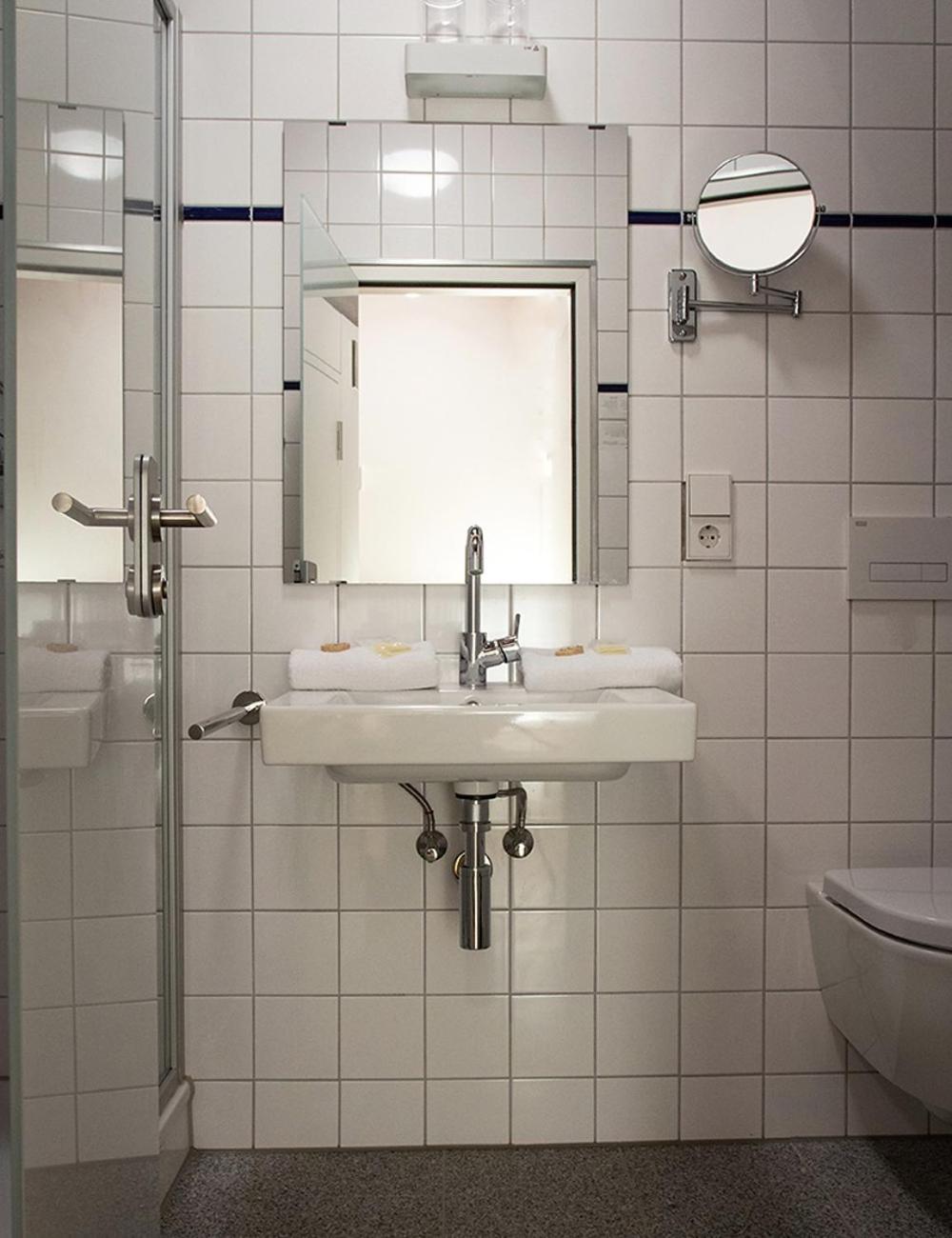 Double or Twin Room with Bathroom - Photo 2