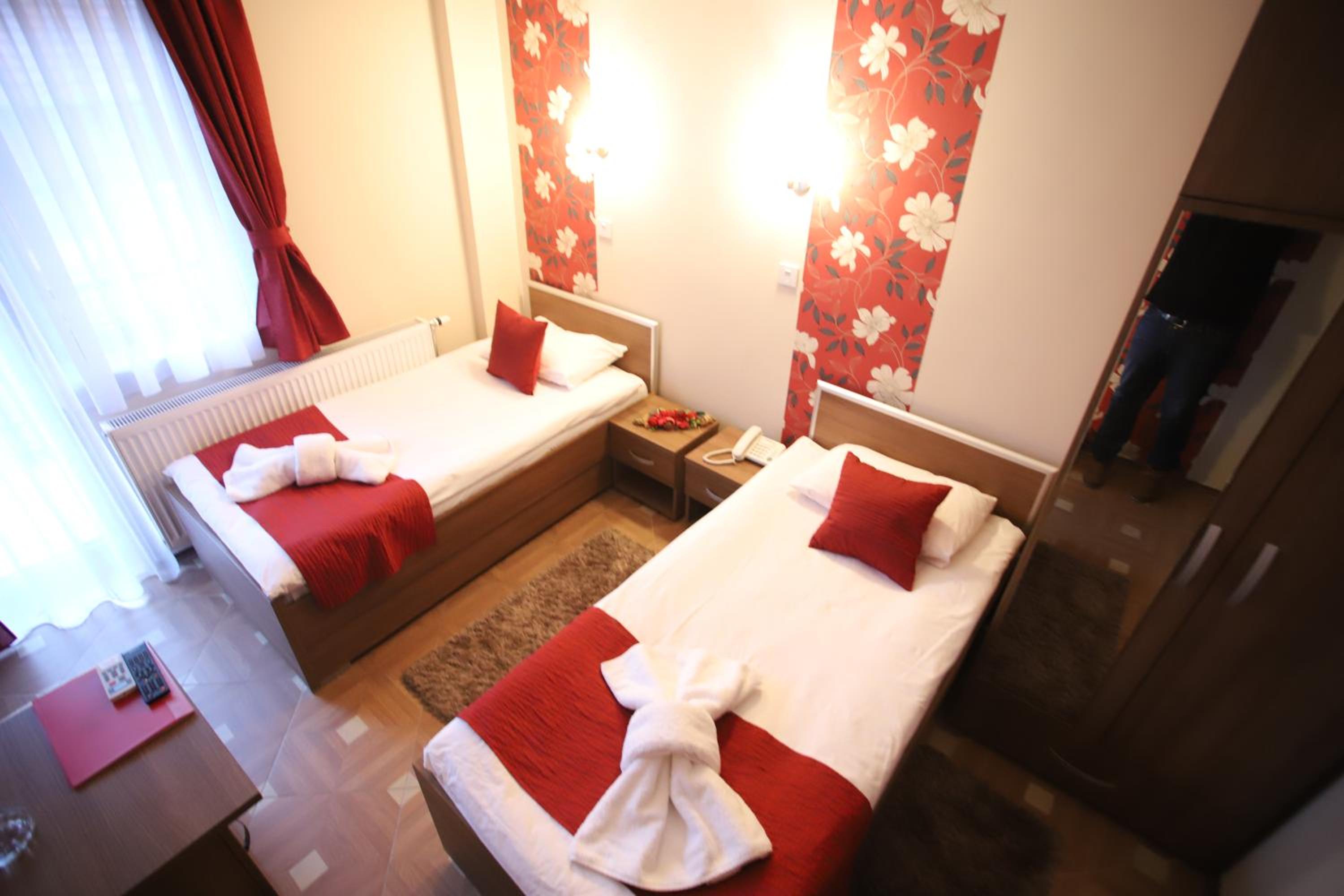 Double or Twin Room with Private Bathroom - Photo 2