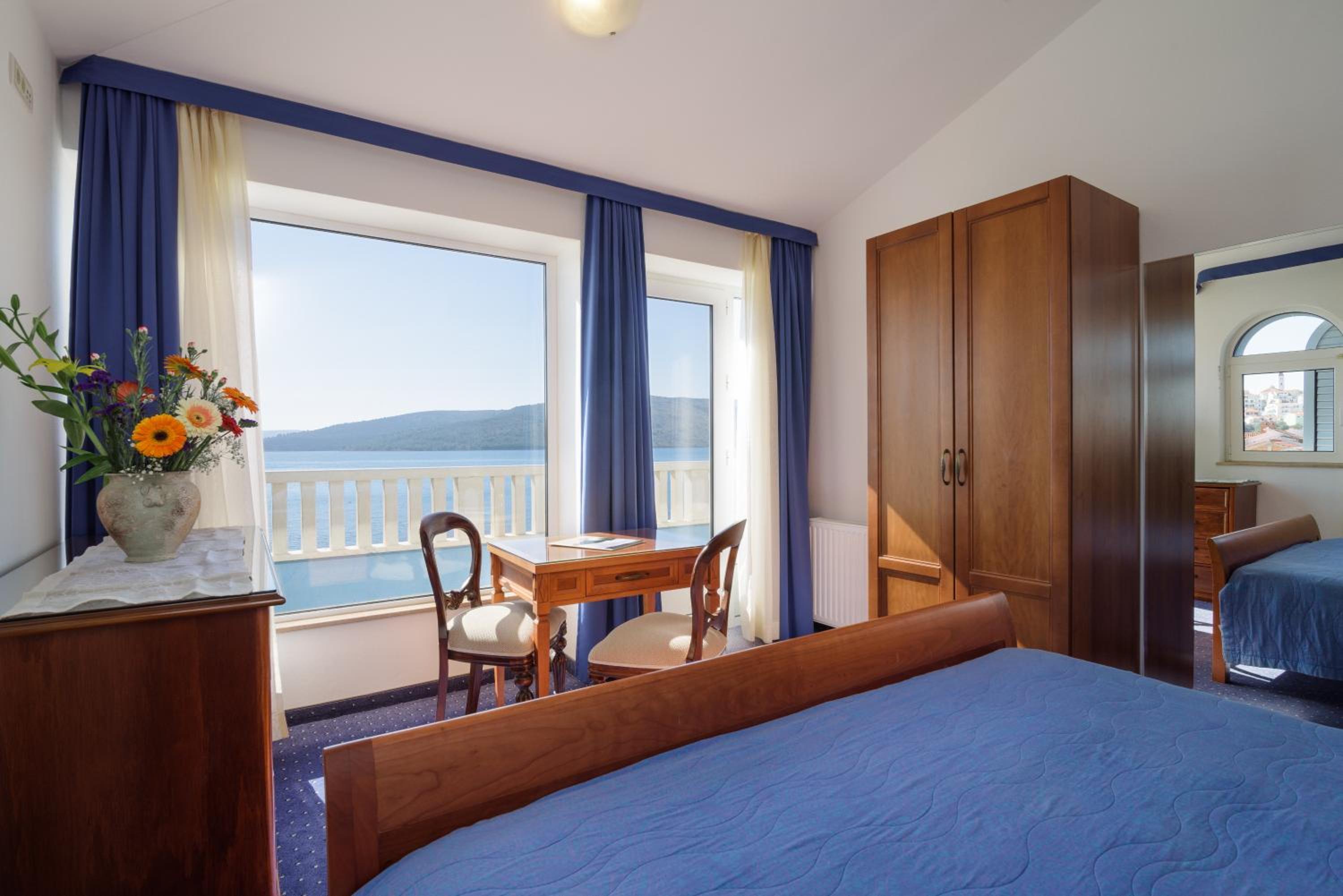 Superior Penthouse Apartment with Balcony and Sea View photo 2
