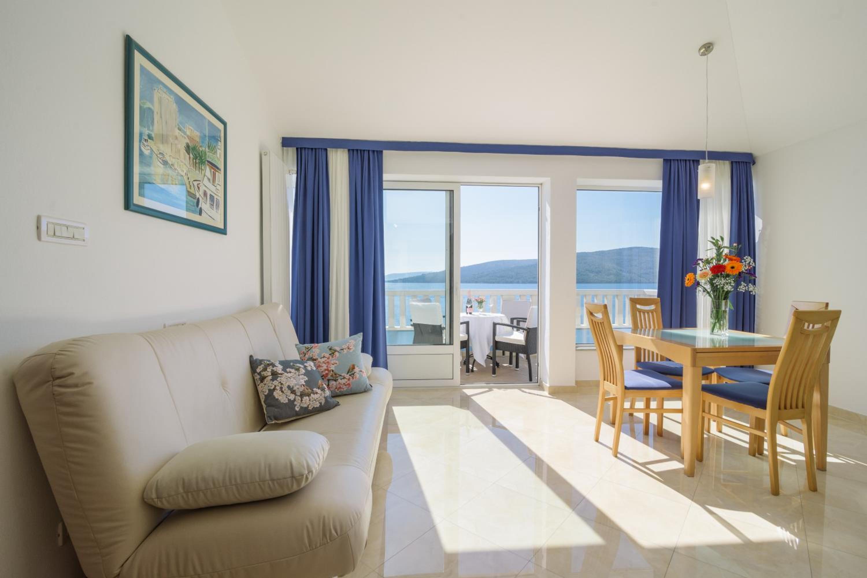 Apartamento Penthouse Superior con Balcón y Vista al Mar