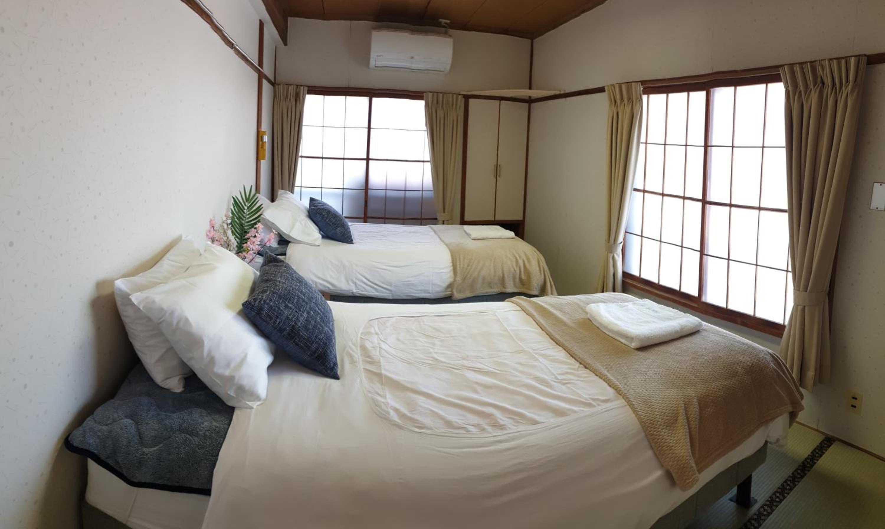Double or Twin Room with Shared Bathroom photo 2