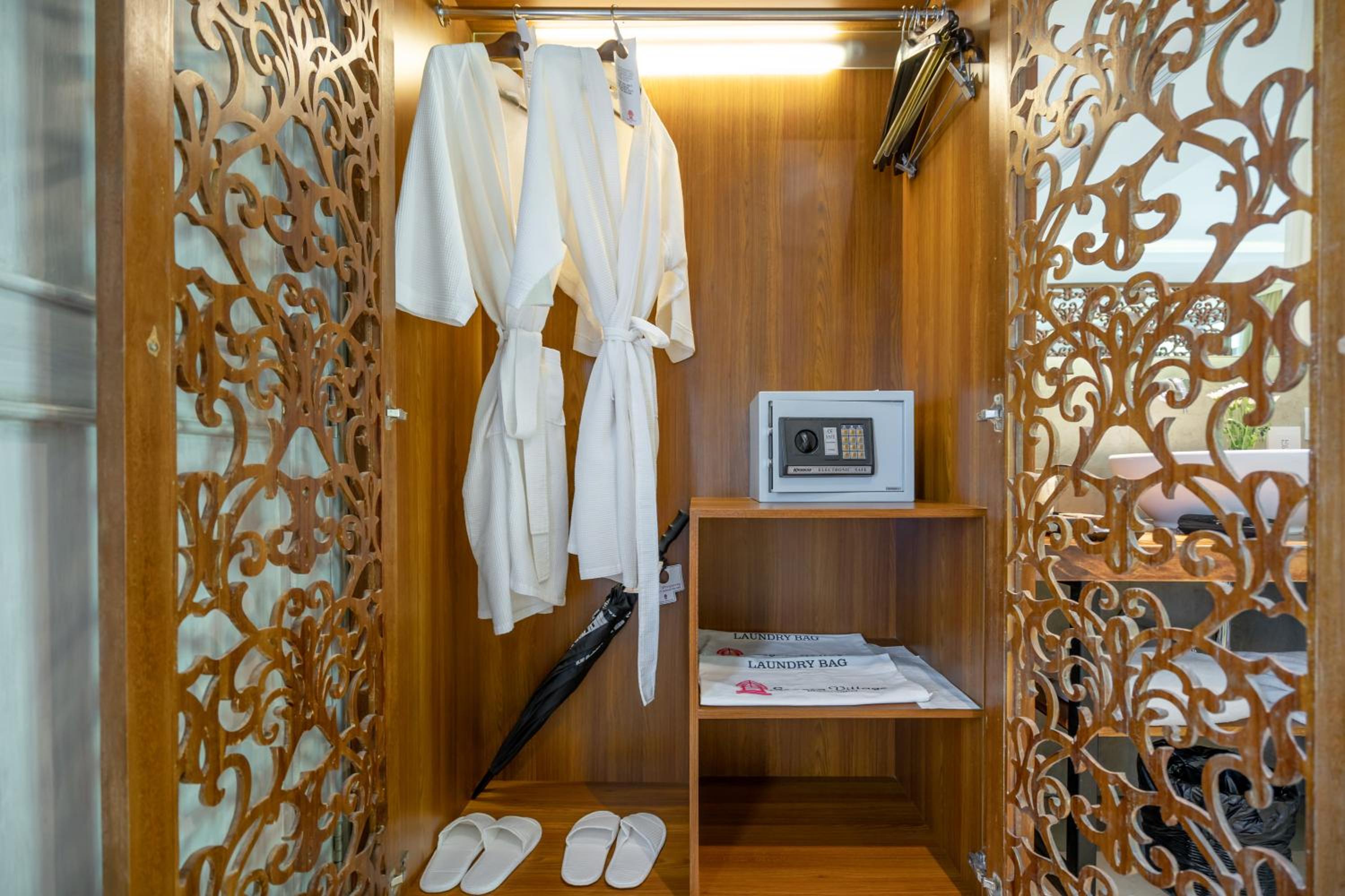 Deluxe Double or Twin Rooms - Photo 16