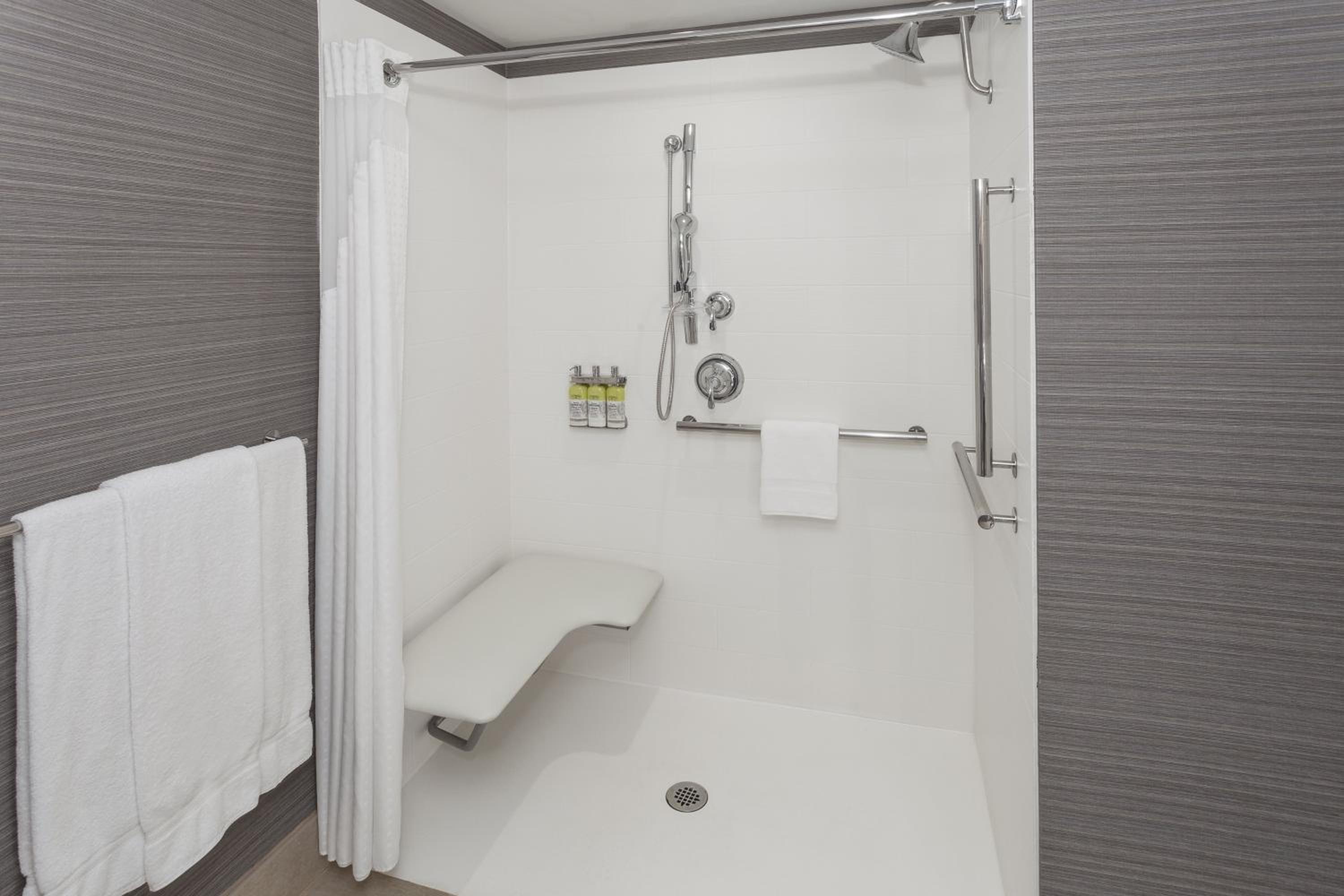 Holiday Inn Express & Suites Riverhead - Long Island by IHG