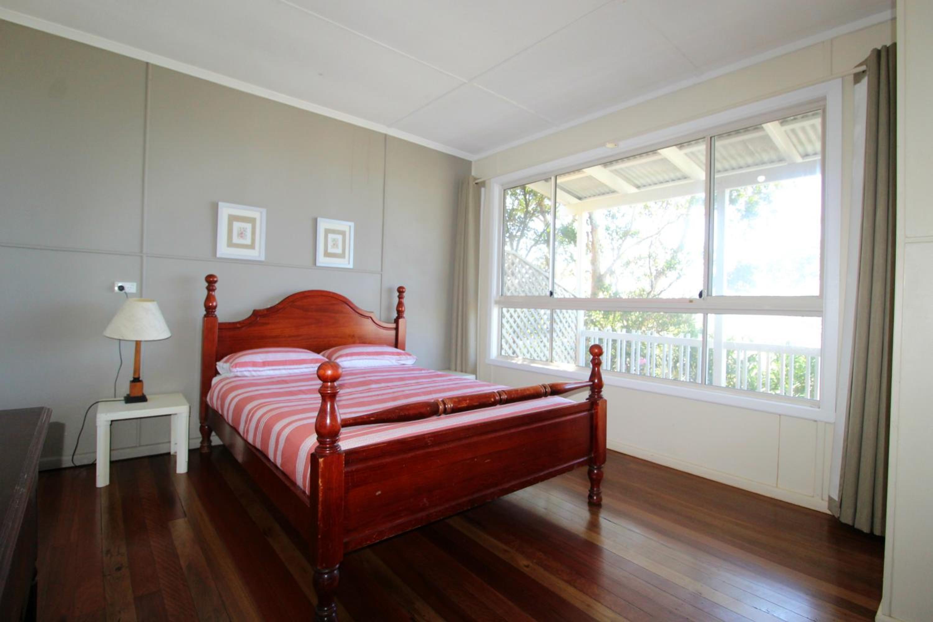 Five-Bedroom House photo 3