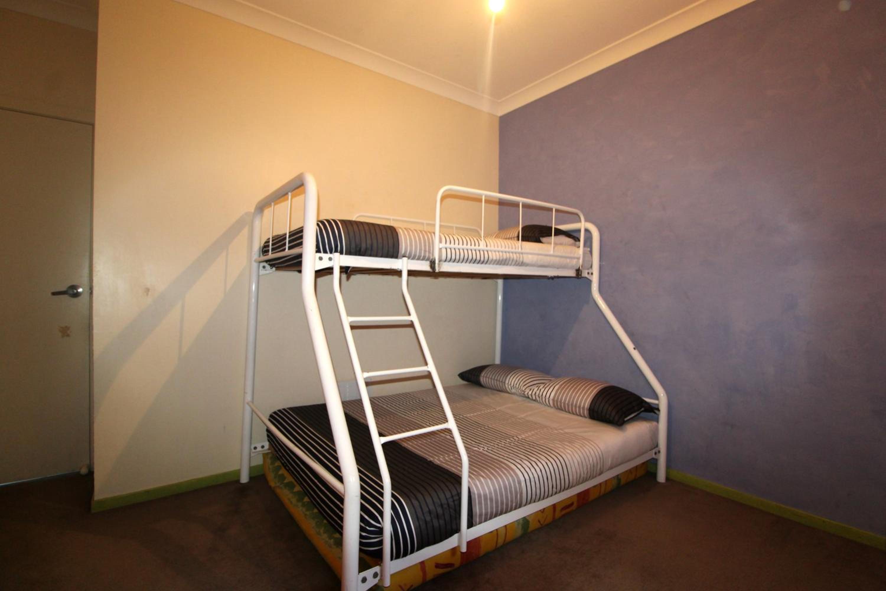 Five-Bedroom House photo 2