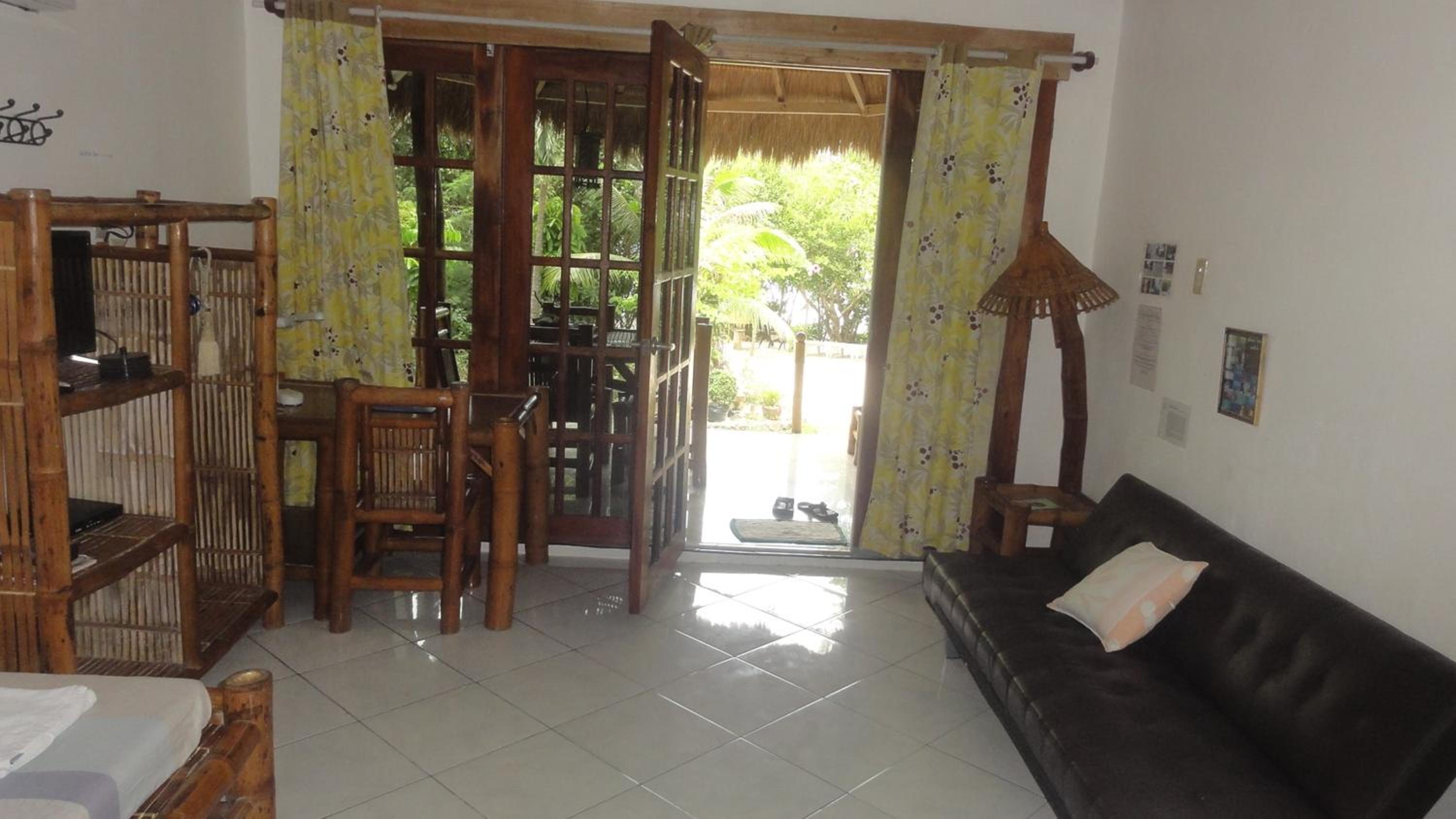 Family Room with Sea View - Photo 15