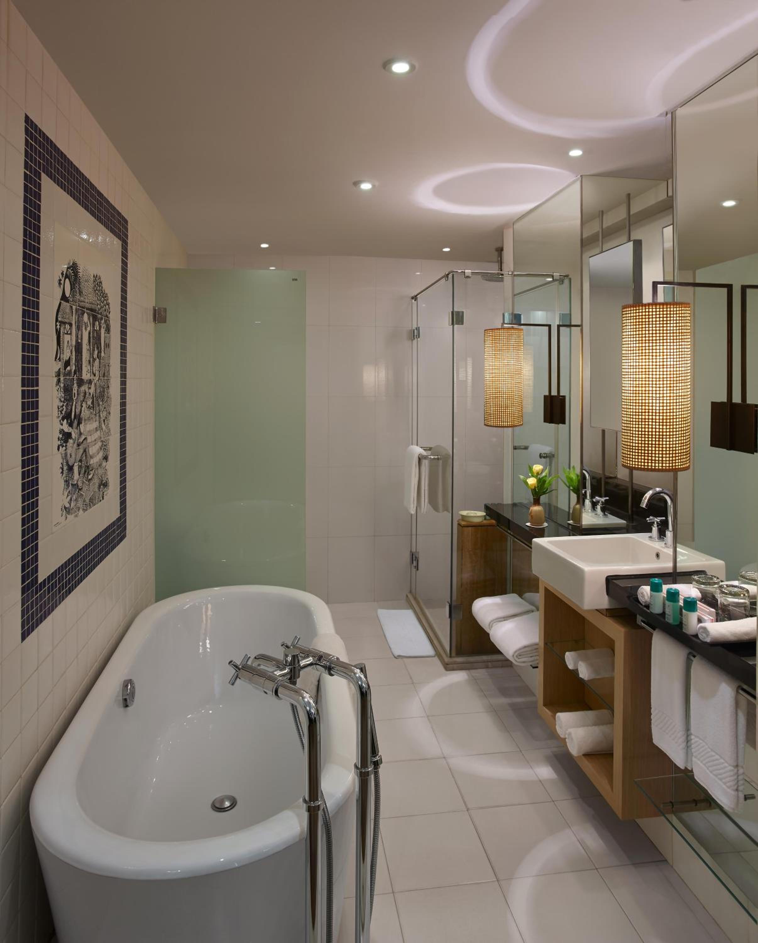 Deluxe Room - Pool or Garden View photo 2