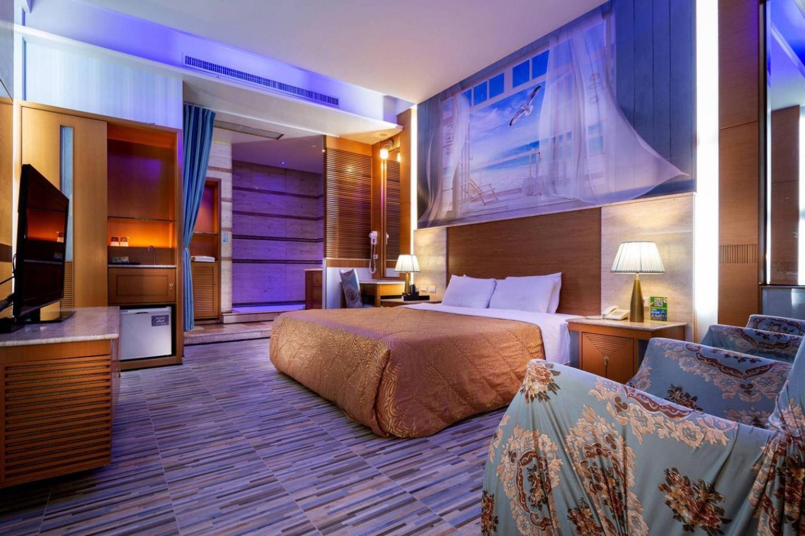 Deluxe Double Room with Bath - Photo 15